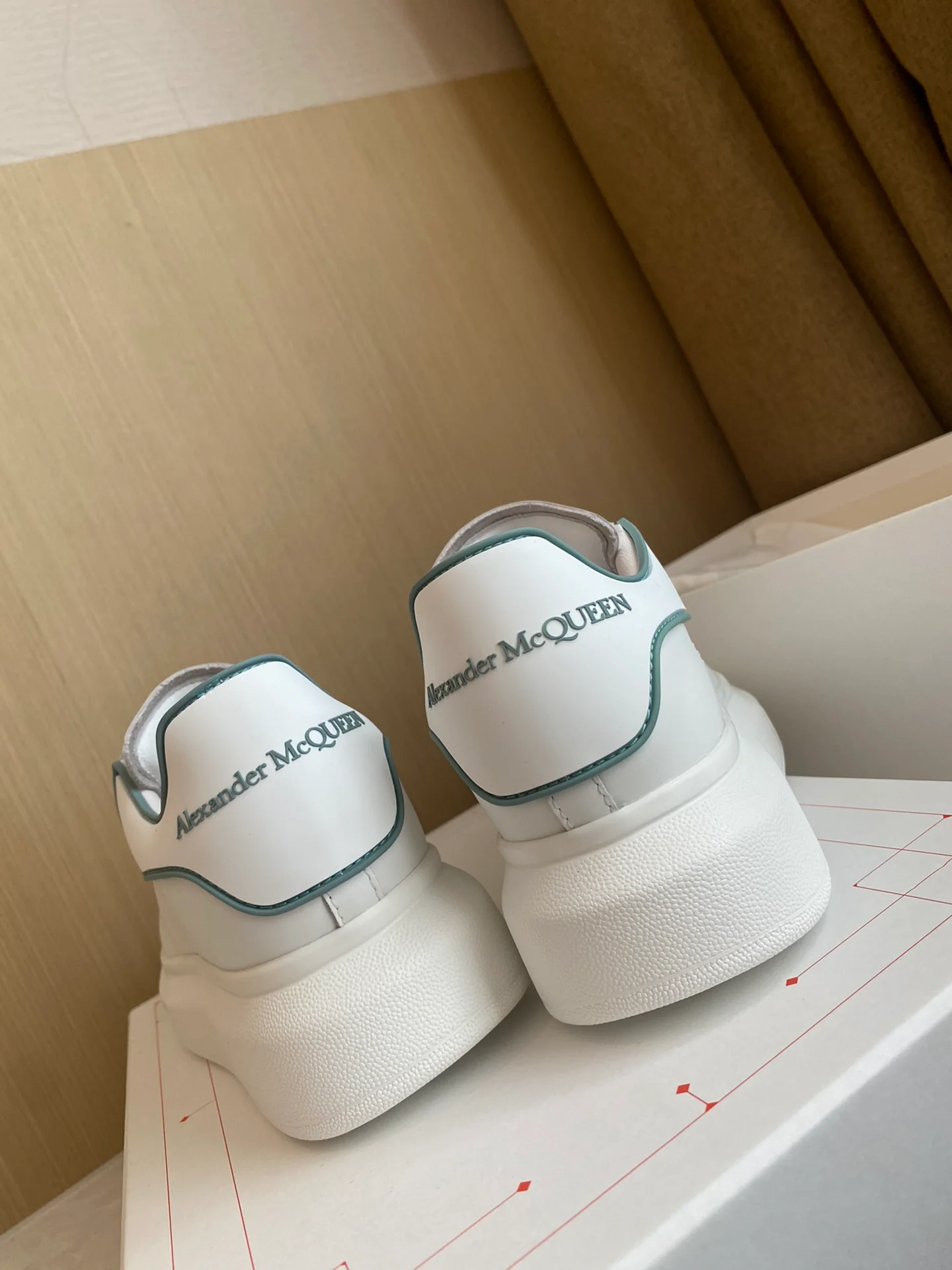 Классические белые кроссовки McQueen с 3D-логотипом из смолы — зеленые