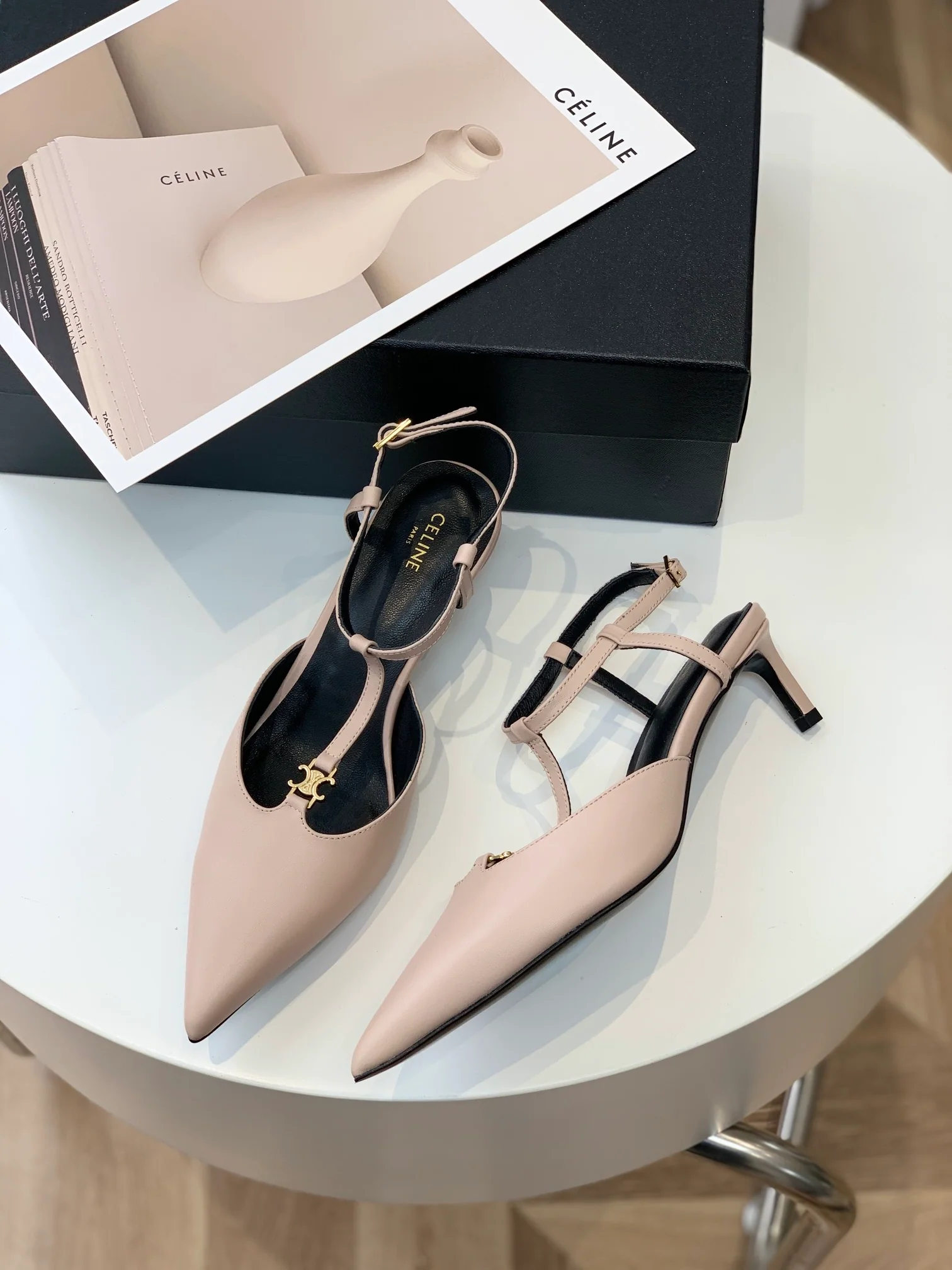 Новинка сезона весна/лето 2023 от Celine - Босоножки на низком каблуке с острым носком - Абрикосовый цвет