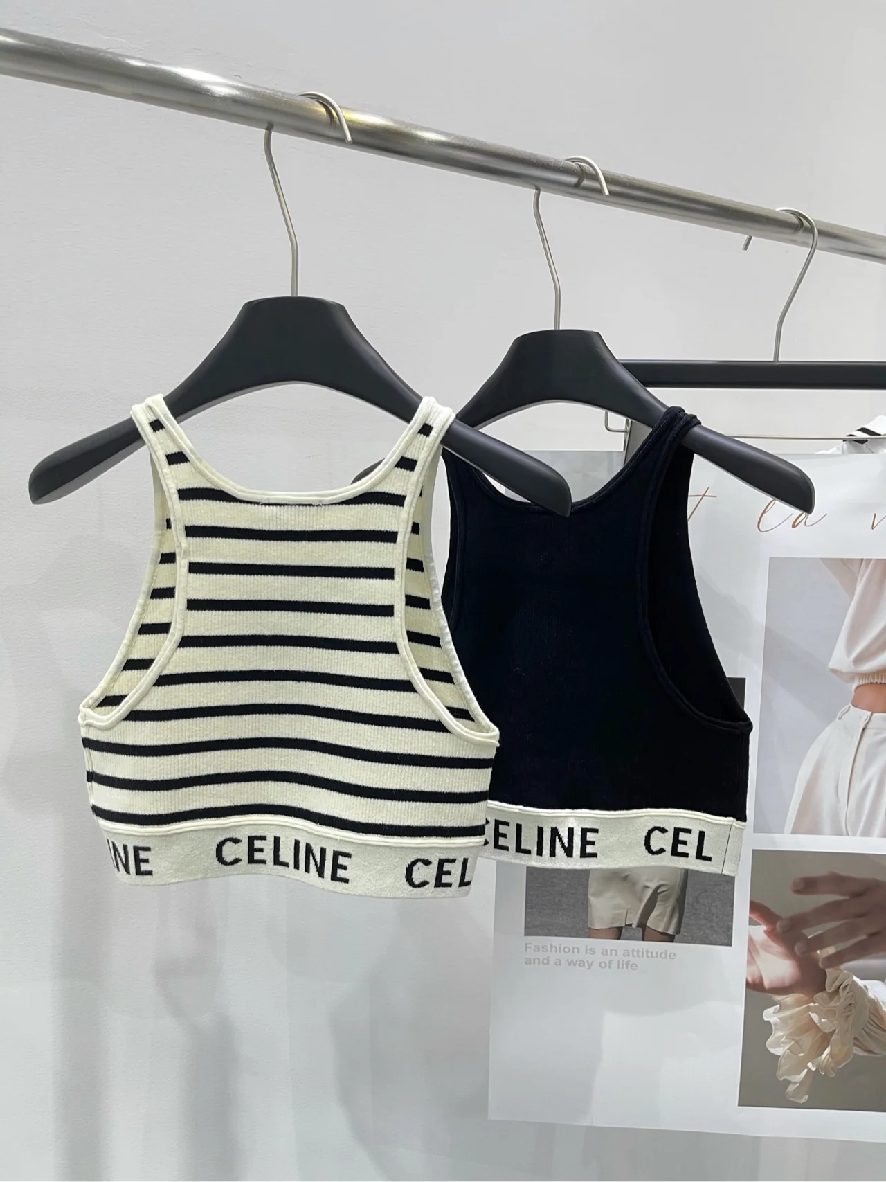 Celine-2403 Короткий жилет с вырезом на спине, бежевыми полосками, черной и белой отделкой.