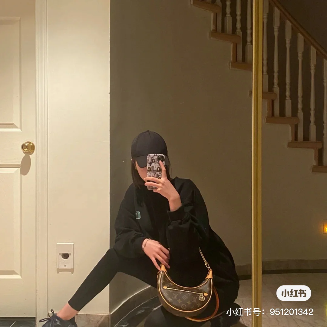 m81098-LV-odeo-Маленькая сумочка-Лунная сумка-Фото с сумкой