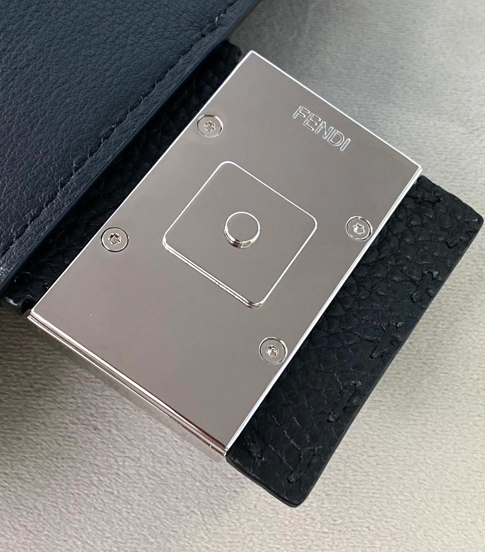 Маленькая черная кожаная сумка-багет Fendi Baguette