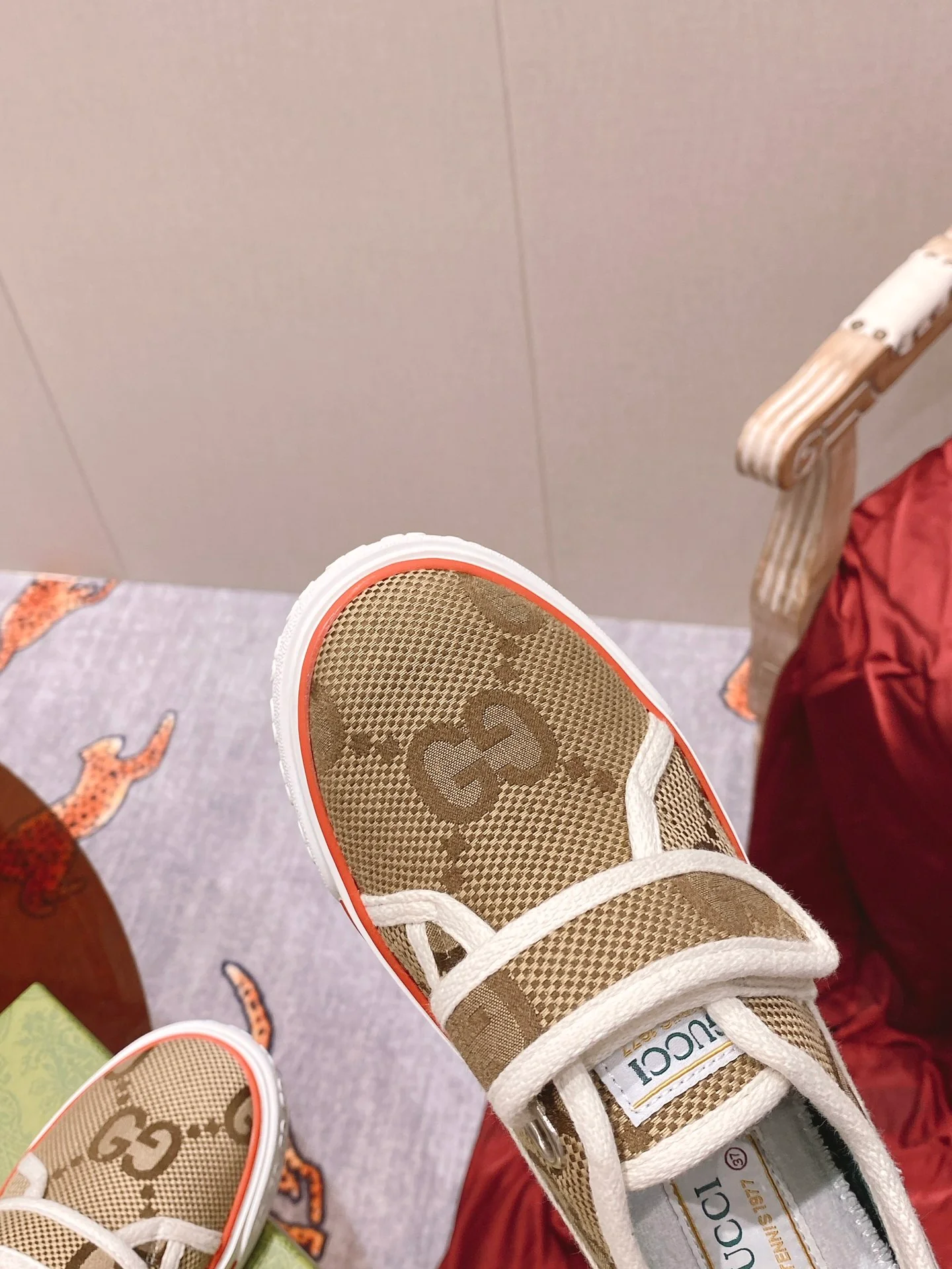 Классические лоферы Gucci 1977 года, парусиновые, на липучках, коричневые.