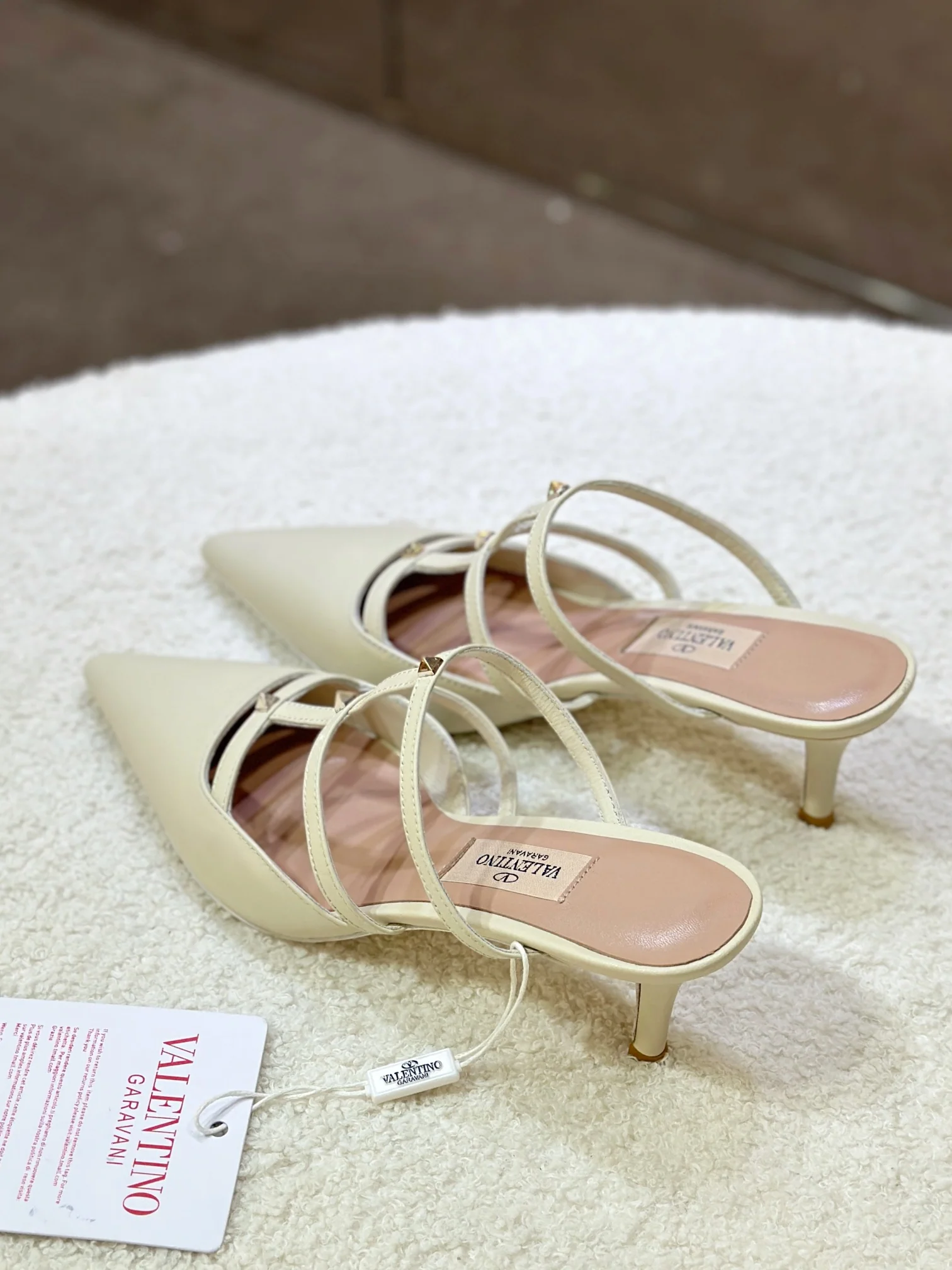 Сандалии Valentino 2024 с тремя ремешками и открытой пяткой - белые