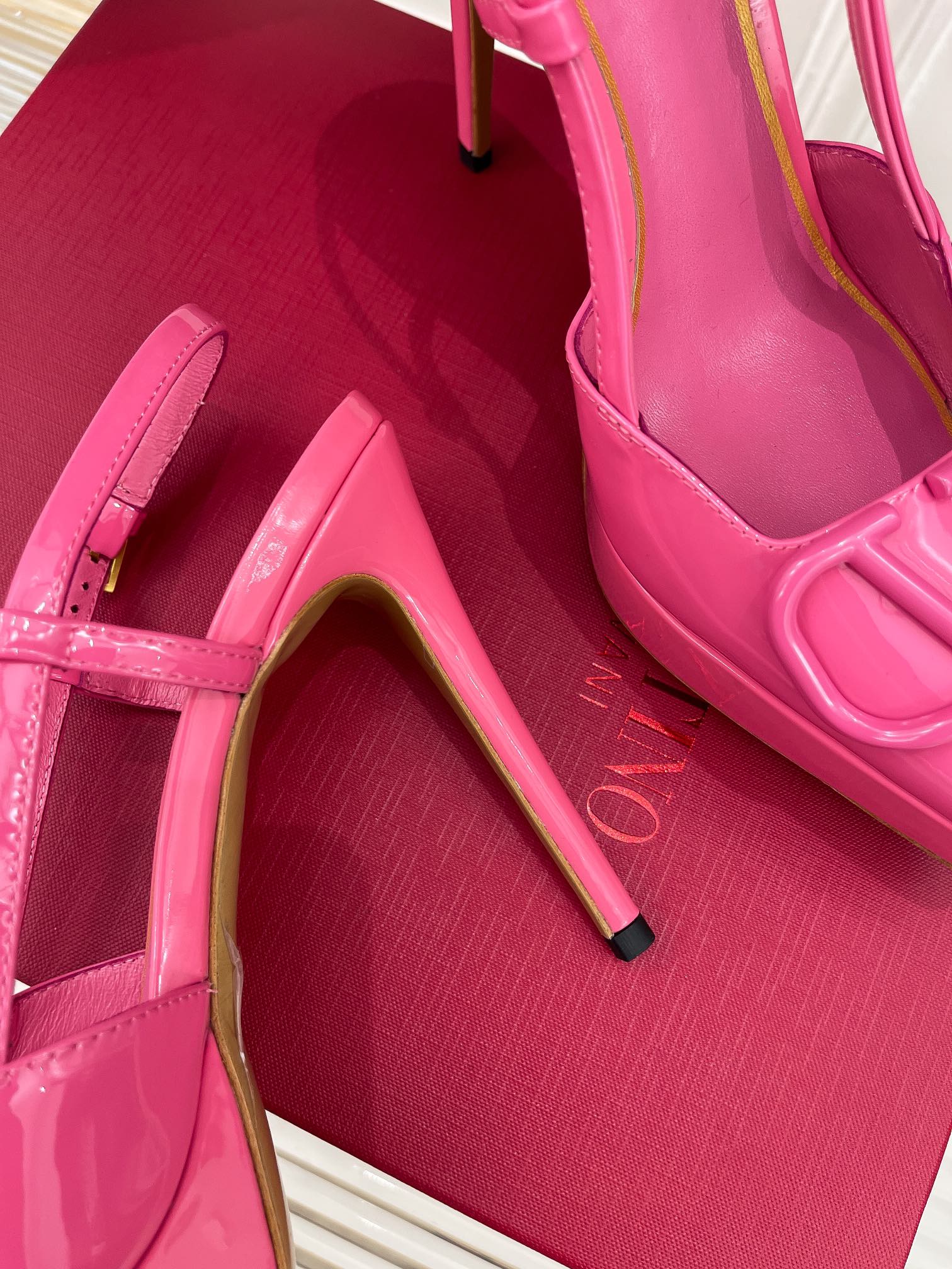 Новинка сезона весна/лето 2023 от Valentino - Босоножки на высоком каблуке с V-образным вырезом - 11 см - Розовые