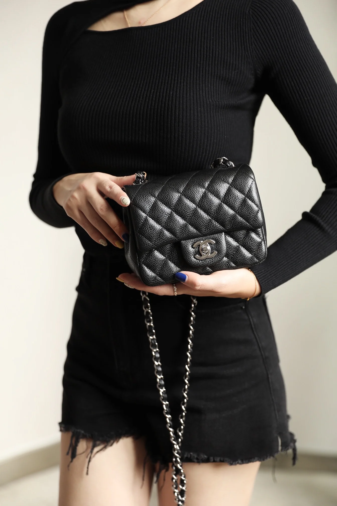 Chanel - ???????-????-??? Квадратный толстый лист 17 см - Черный