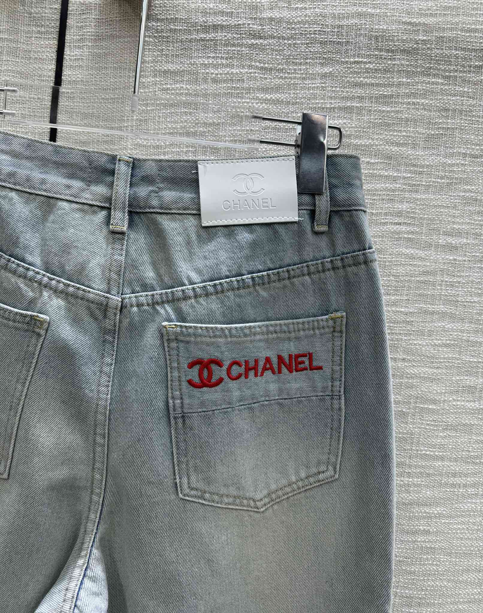 Джинсы Chanel 2403 с широкими штанинами и вышитыми карманами