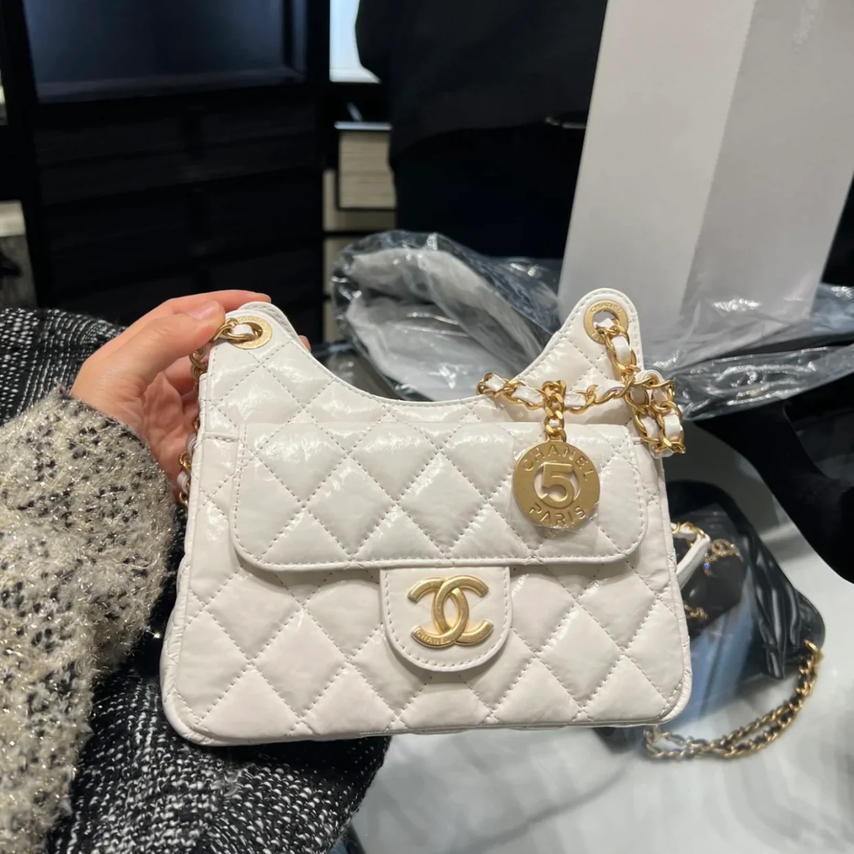 Коллекция Chanel ?Ранняя весна 2023? — сумка-хобо в стиле хиппи — маленькая — белая — 1 шт.