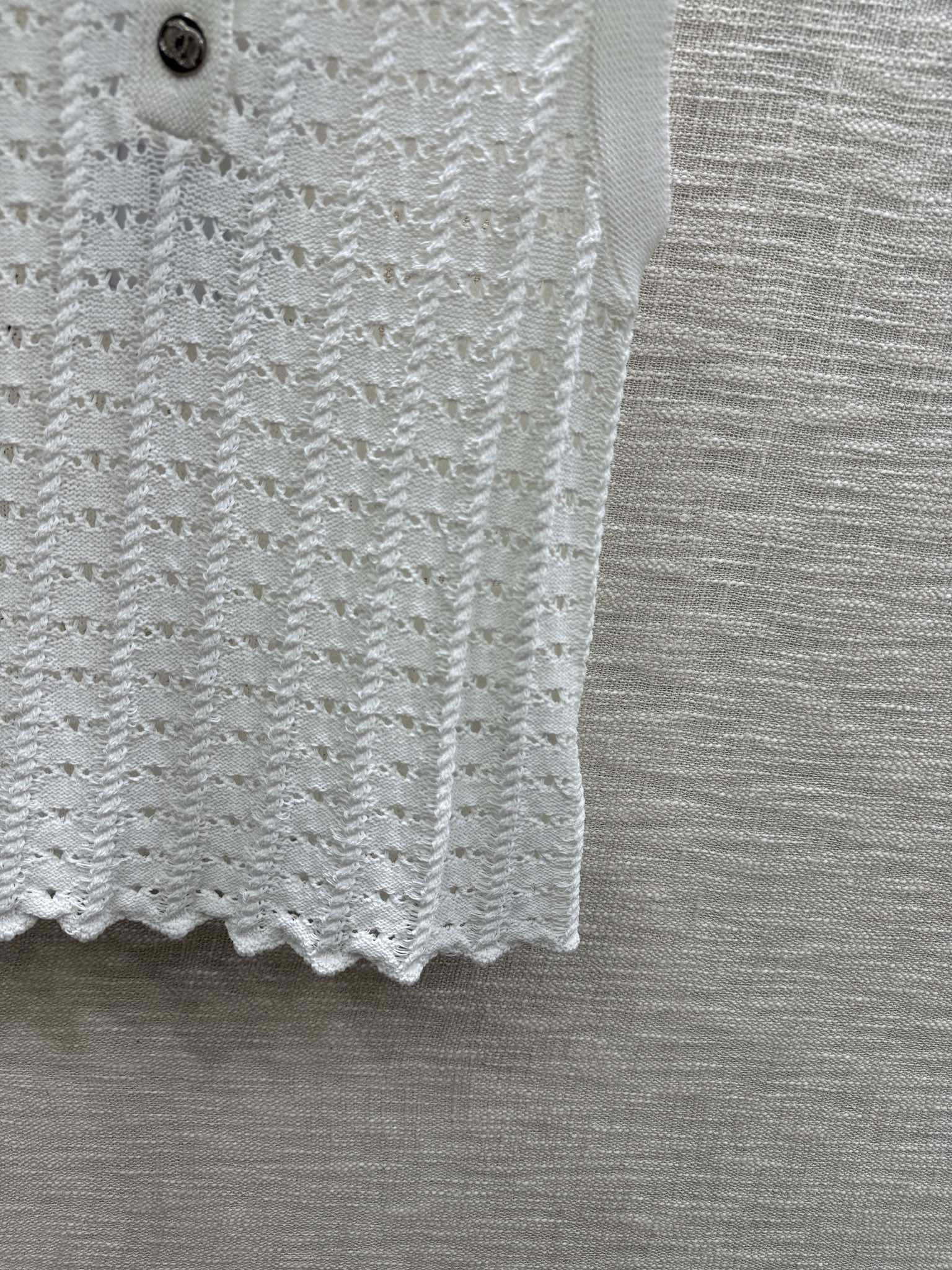 Chanel - 2403-24 Новейший жилет из вязаного полотна с ажурным воротником-поло, модель ?Ранняя весна?, белый.