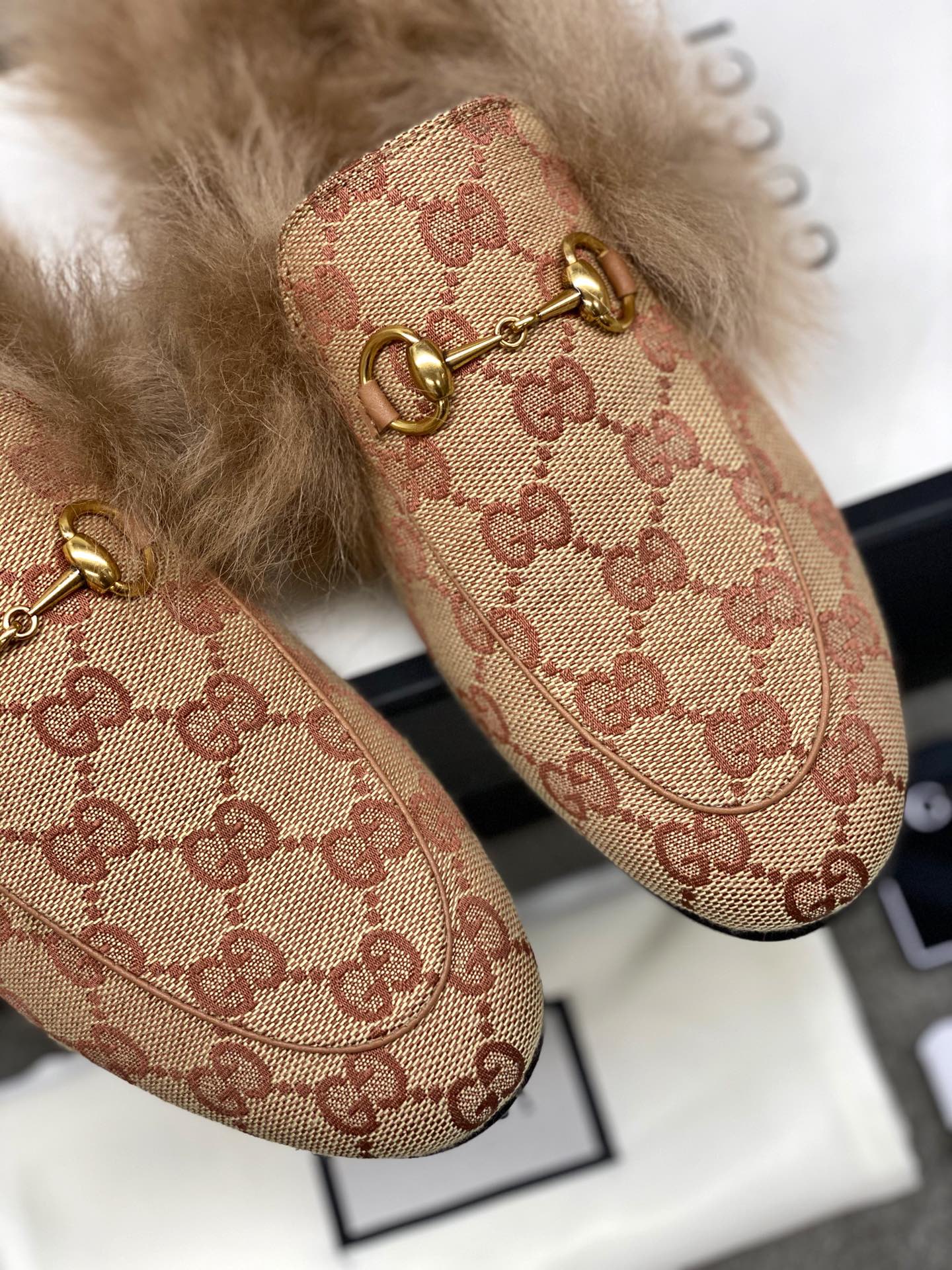 Бутик Gucci 2020 - Последние модели с подиума - Меховые тапочки - Монограммный узор - 1