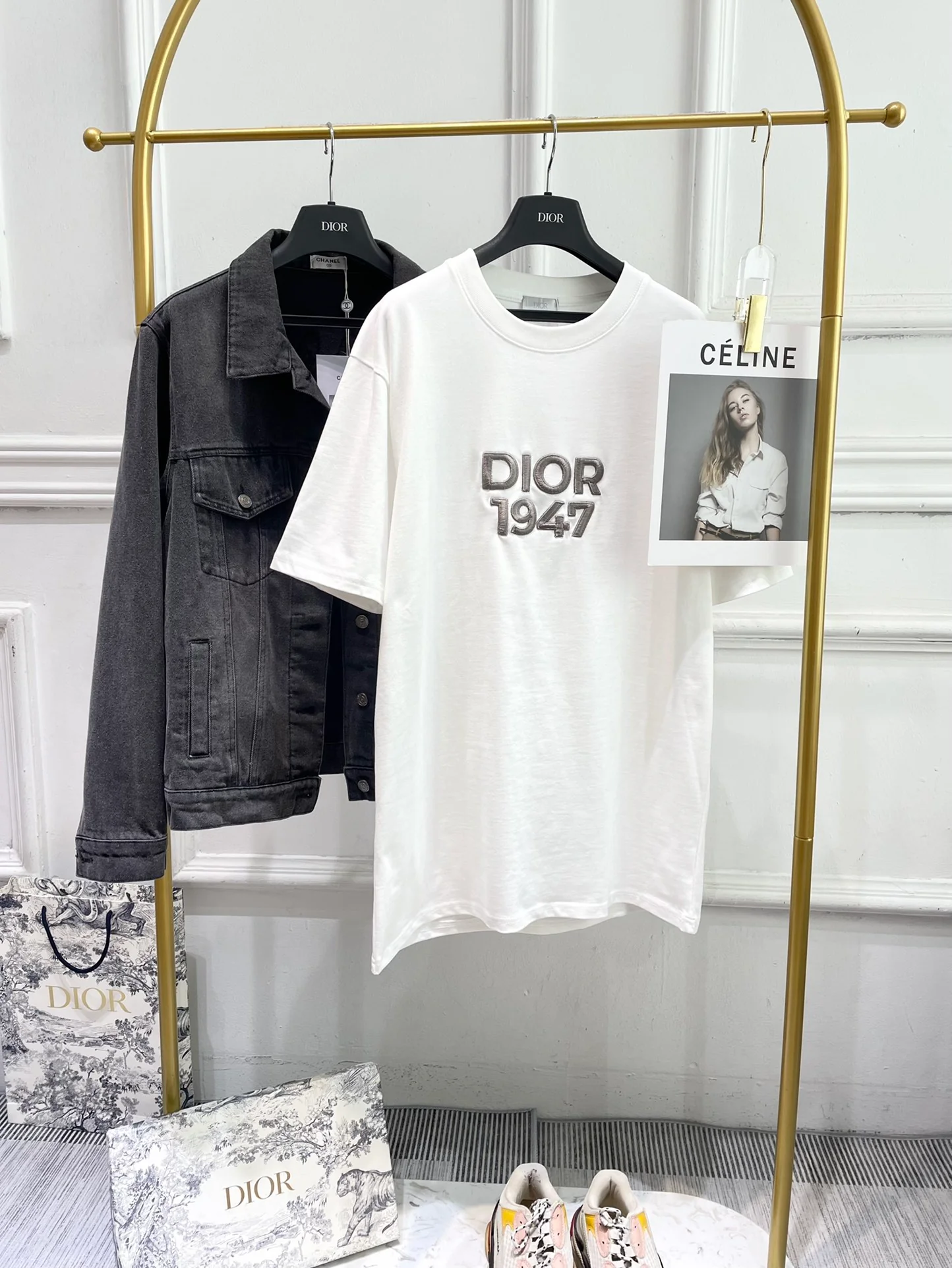 Dior 2403 - Свободная футболка с коротким рукавом и 3D-вышивкой в ??виде букв