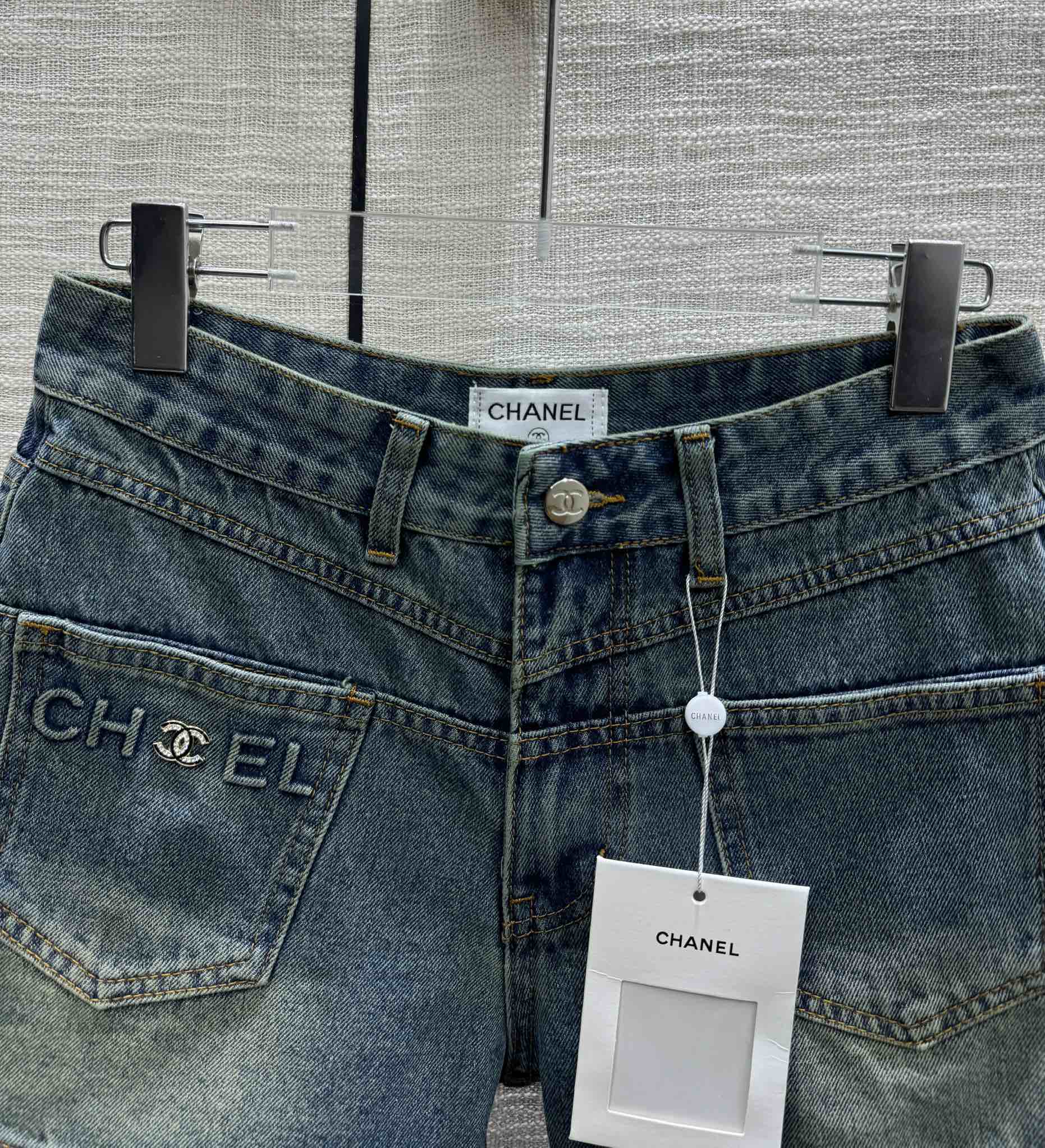 Джинсовые шорты Chanel 2403 с высокой талией и двумя карманами.