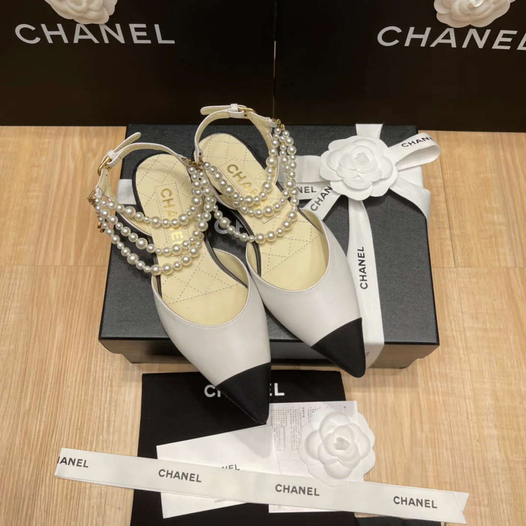Chanel - Белые жемчужные сандалии