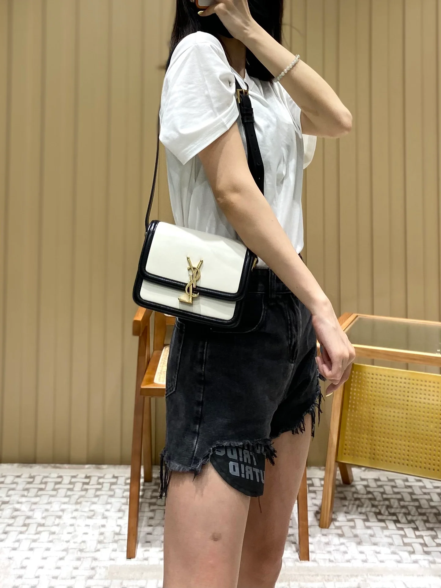 Сумка YSL Solferino Tofu Bag — бело-черная — 18 см — На фото: в ней.