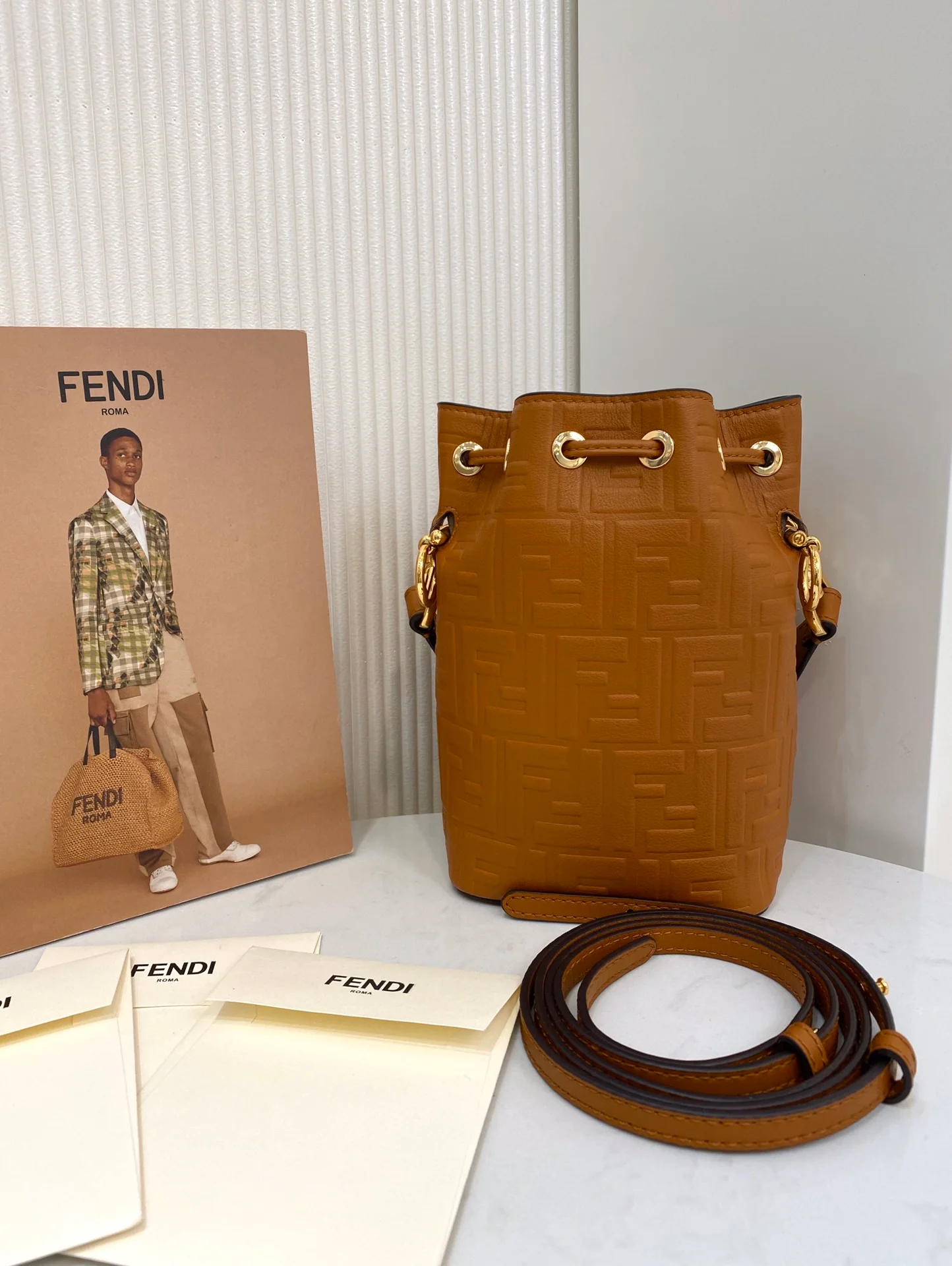 Миниатюрная кожаная сумка-ведро Fendi Mon Tresor коричневого цвета - 2 шт.