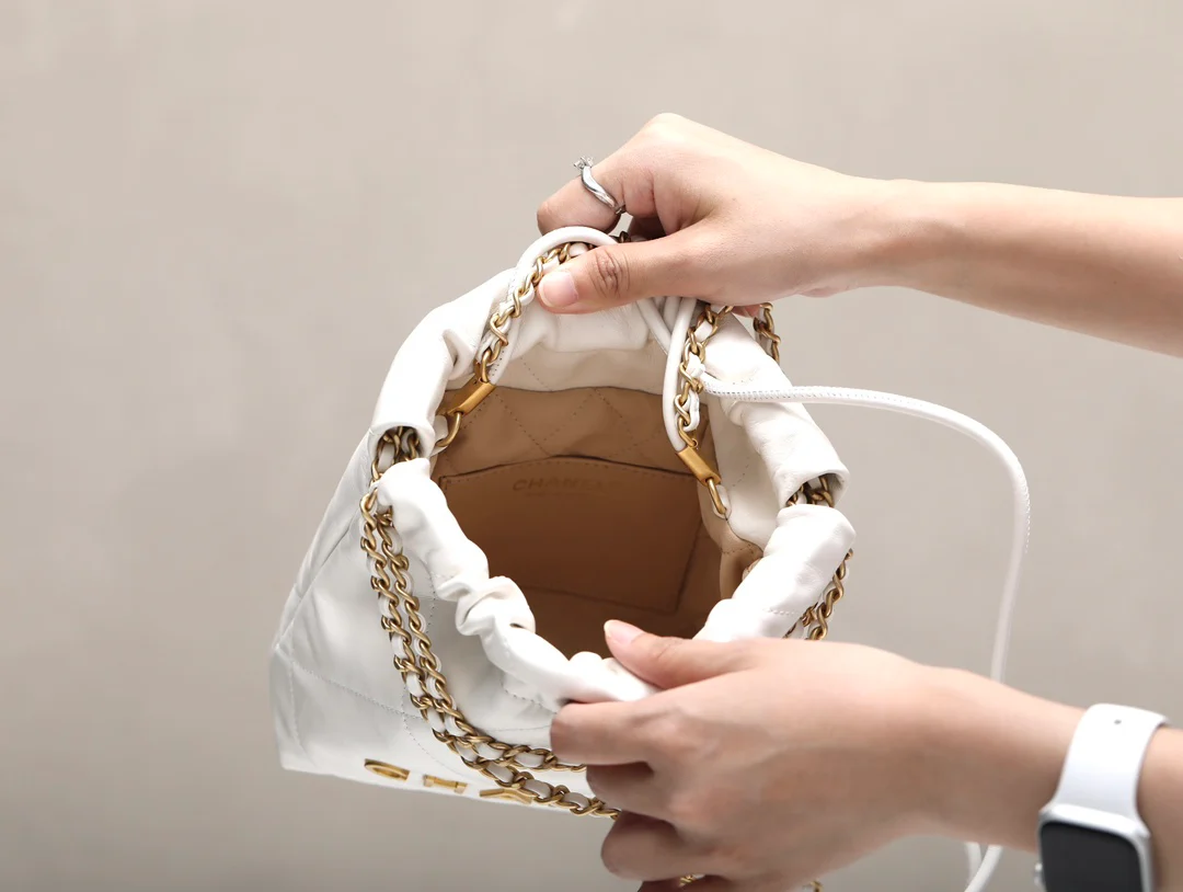 Новинка сезона весна/лето 2023 от Chanel - сумка 22 - мини - белое золото
