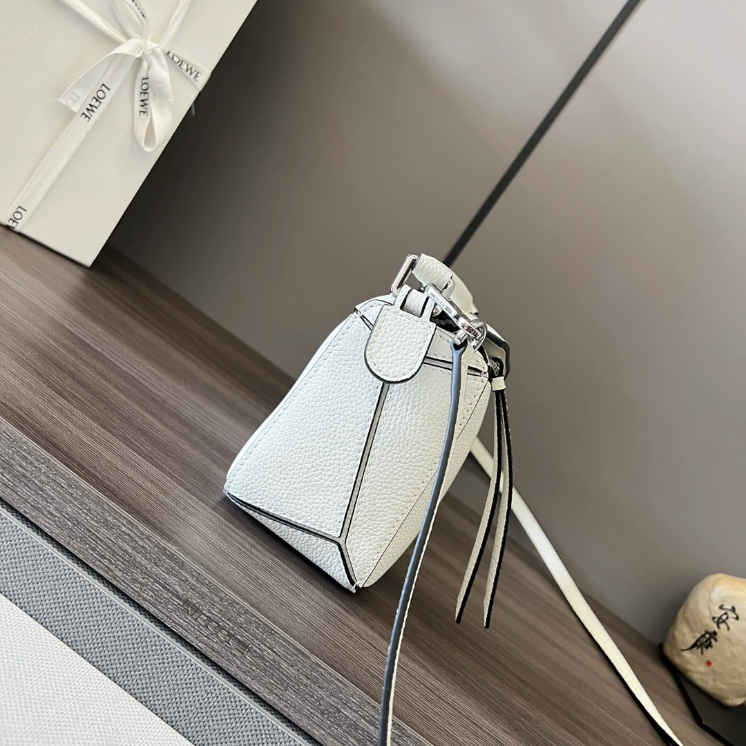 Мини-сумочка Loewe Grain Leather Puzzle из зернистой кожи, белая.