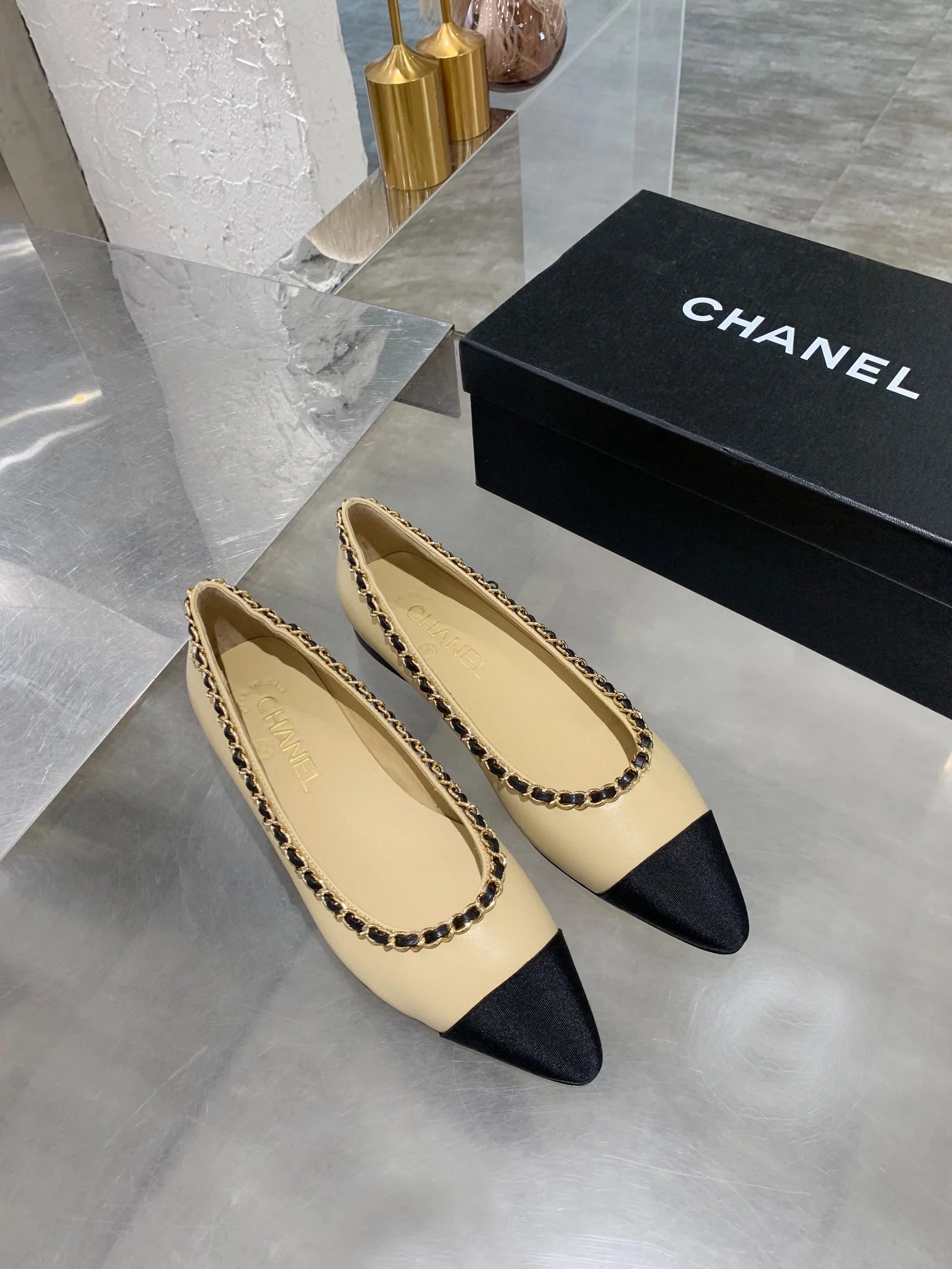 Балетки Chanel с цепочкой и острым носком - абрикосовый цвет