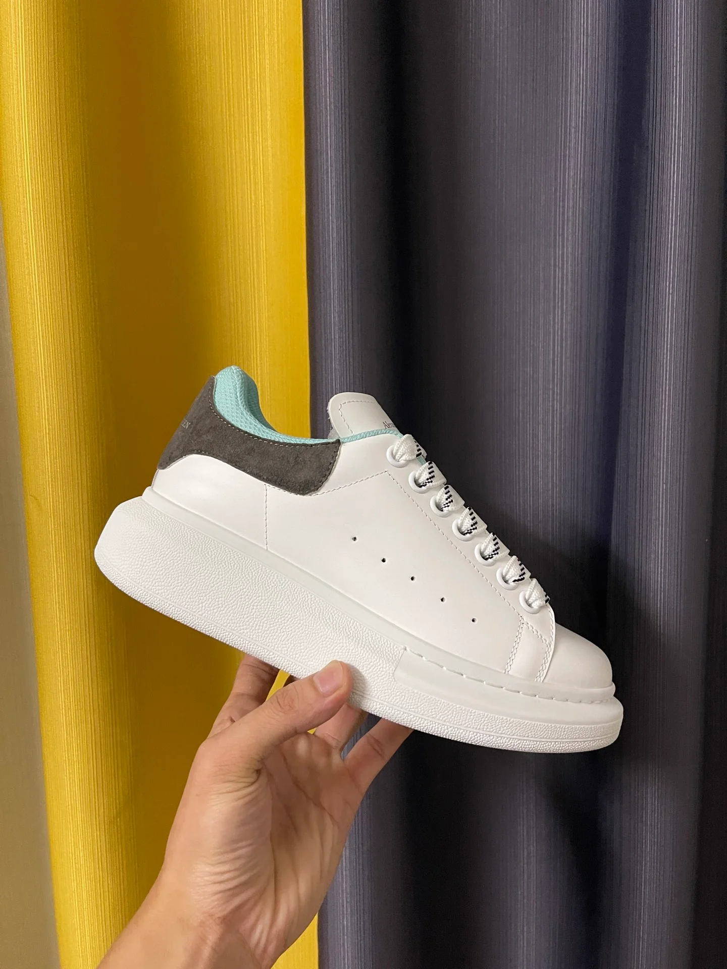 Классические белые кроссовки McQueen - унисекс - темно-серый замшевый каблук - светло-голубая подкладка