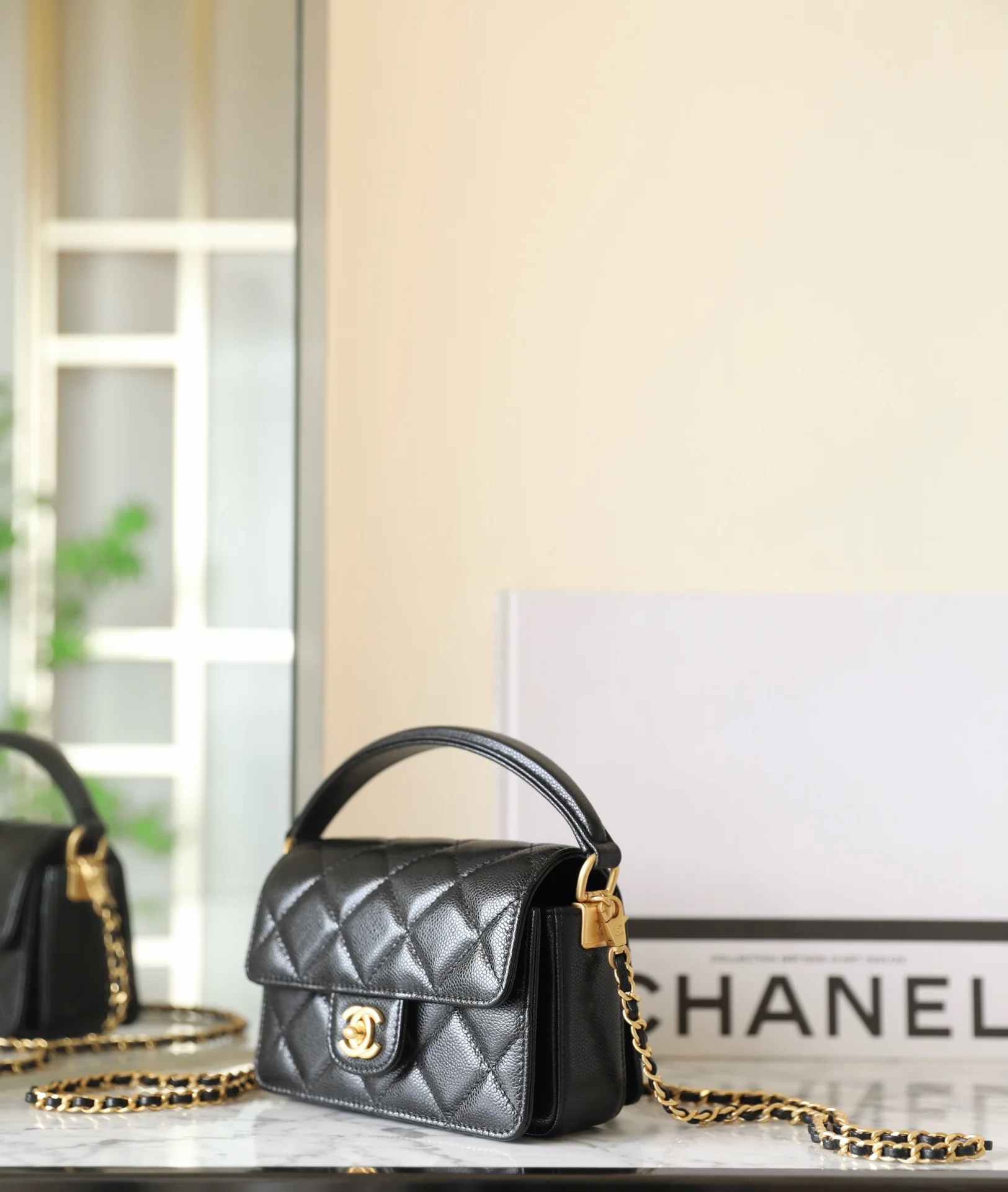 Мини-сумочка Chanel с клапаном и ручкой - черная