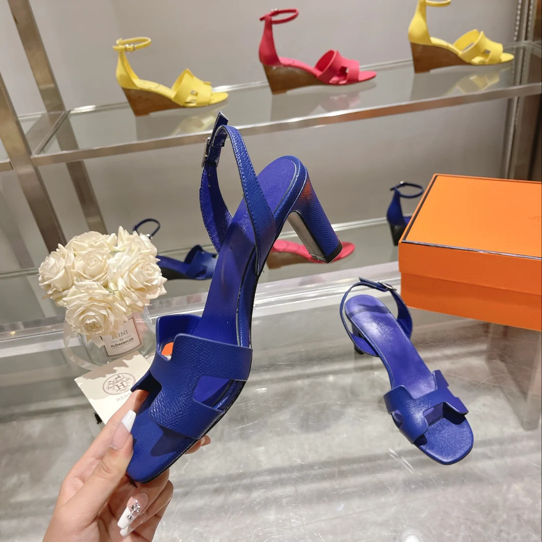 Новинка весны 2022 года от Hermes — сандалии на массивном каблуке.