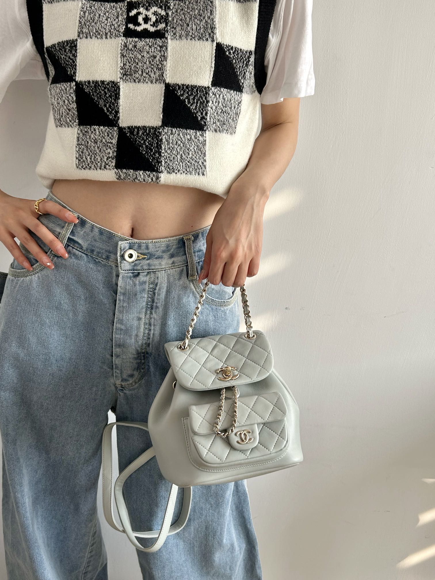 Новинка начала лета 2023 от Chanel - Мини-рюкзак Duma - Серо-голубой - Фотографии в действии.