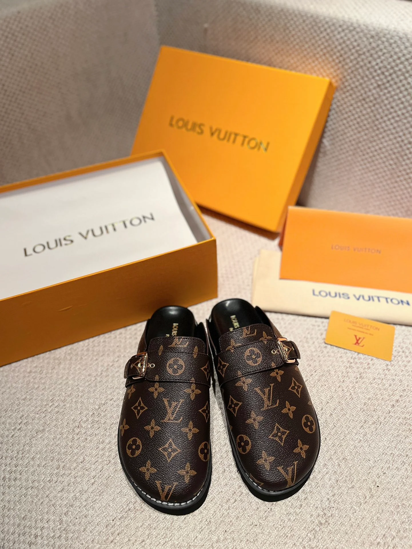 LV - Новинка сезона осень/зима 2022 - Меховые тапочки Birkenstock - Коричневые