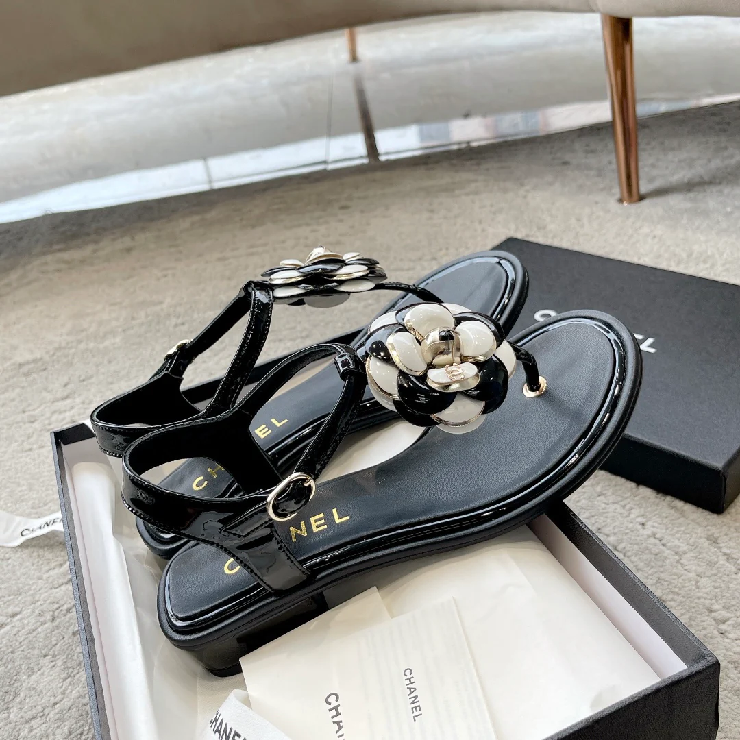 Новинка сезона весна/лето 2023 от Chanel - Коллекция сандалий Camellia - Сандалии Camellia - Черные