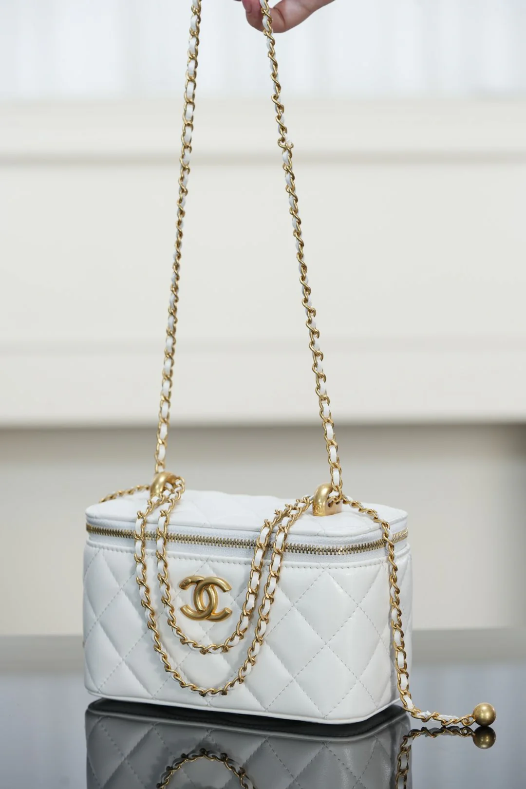 Chanel - ??? - Длинная сумка-коробочка с двойной золотой бусиной - Белая с золотой пряжкой