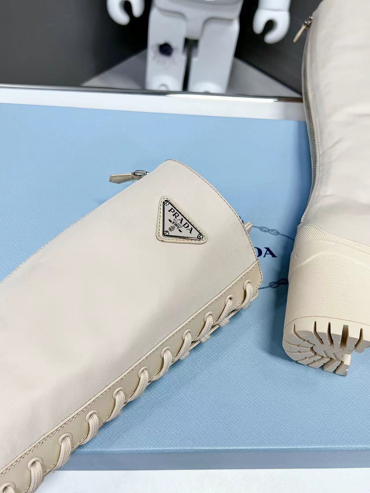 Chanel - Новинка весны 2022 года - Ботинки на шнуровке на массивном каблуке - Белые