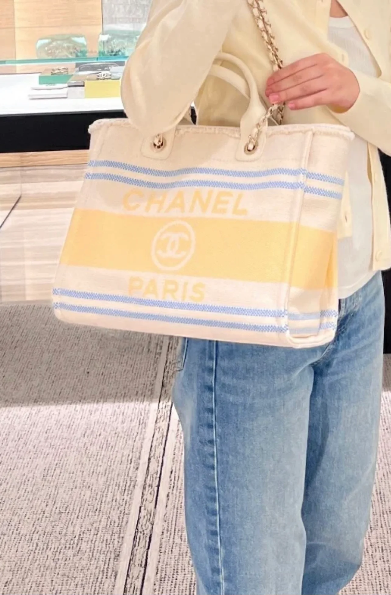 Пляжная сумка Chanel 25c, косметичка, ярко-желтая.