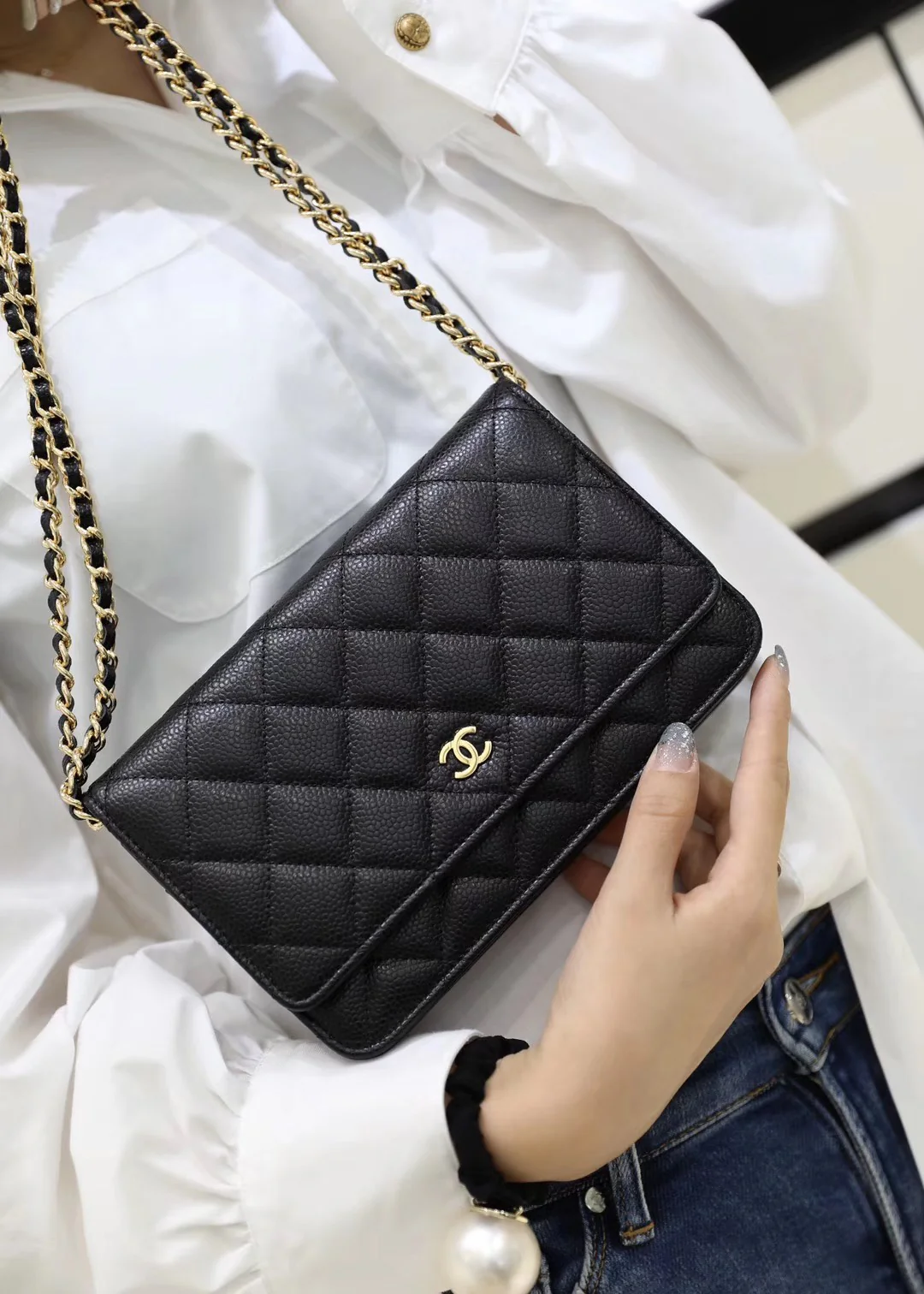 Chanel - Классическая брошь WOC - Черная кожа личи, золотая пуговица