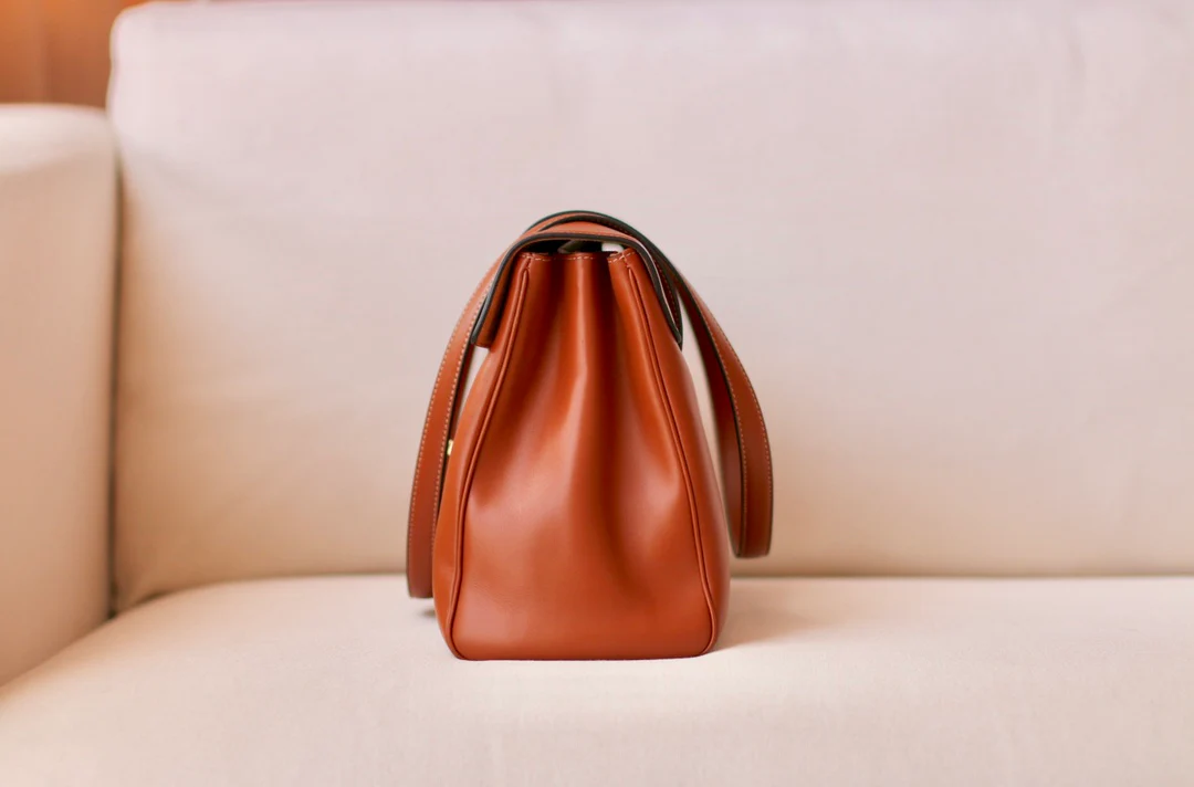 Сумка Celine Soft 16 Medium из гладкой коровьей кожи - коричневая