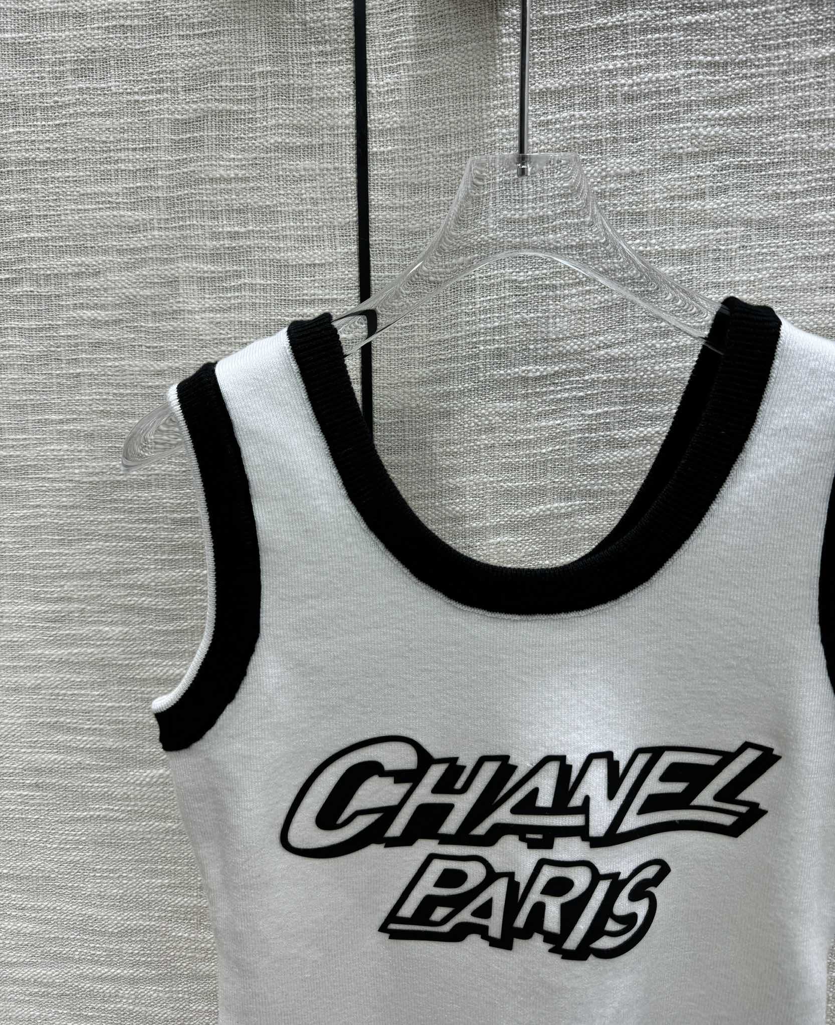 Chanel - 2403-24 Вязаный жилет с двойной буквой С, новая коллекция ?Ранняя весна? в стиле колор-блок - белый