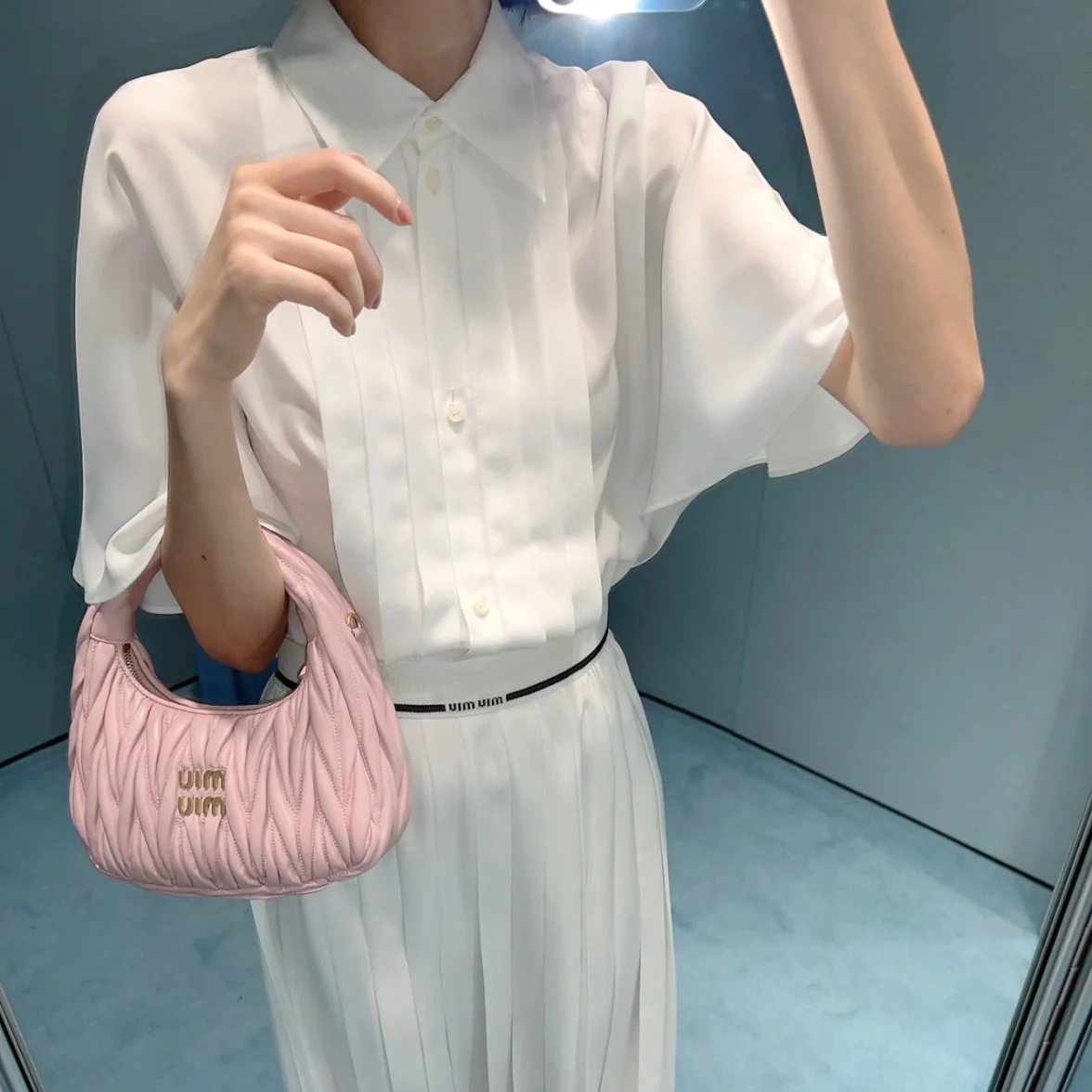 Сумка Miu Miu Wander — подборка фотографий, демонстрирующих людей, носящих её.