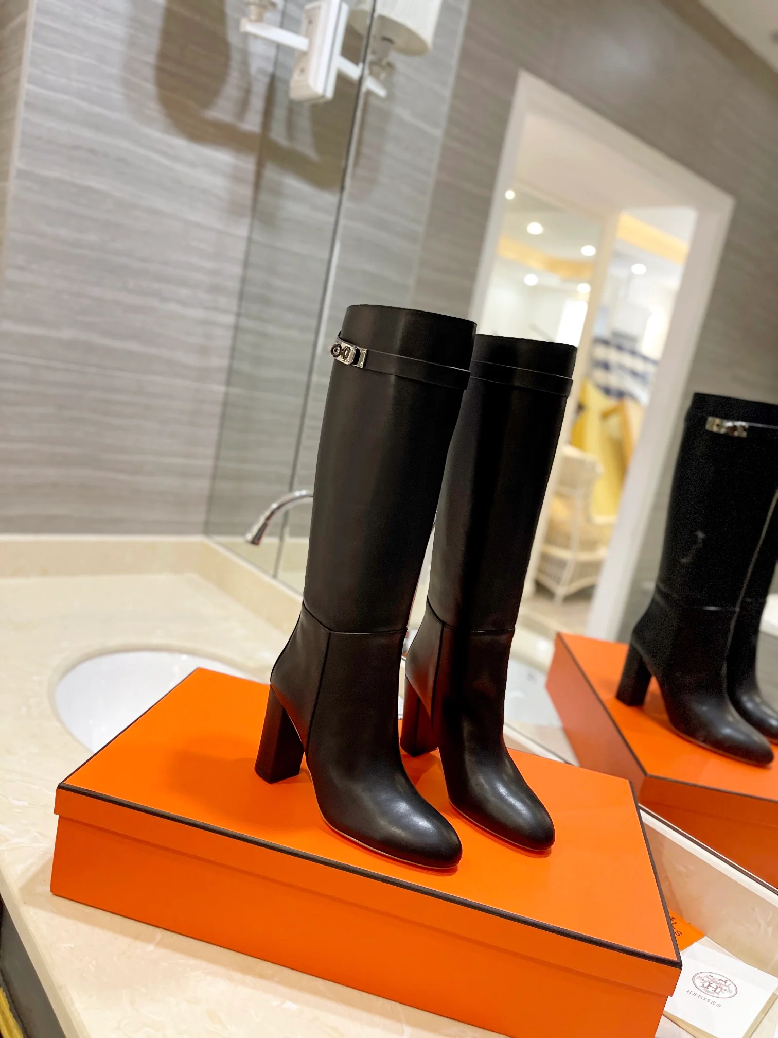 Классические сапоги Hermes Kelly с пряжкой - черные