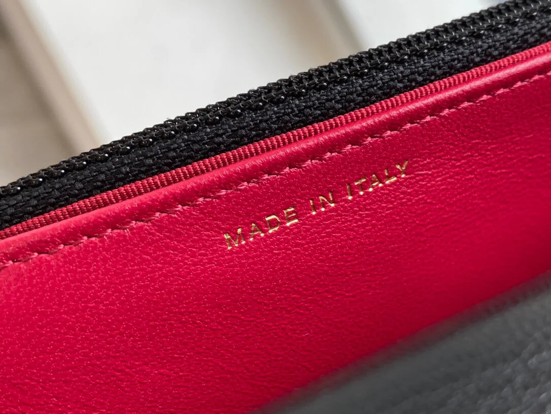 Chanel - Коллекция 19 WOC - Черный с золотой пряжкой