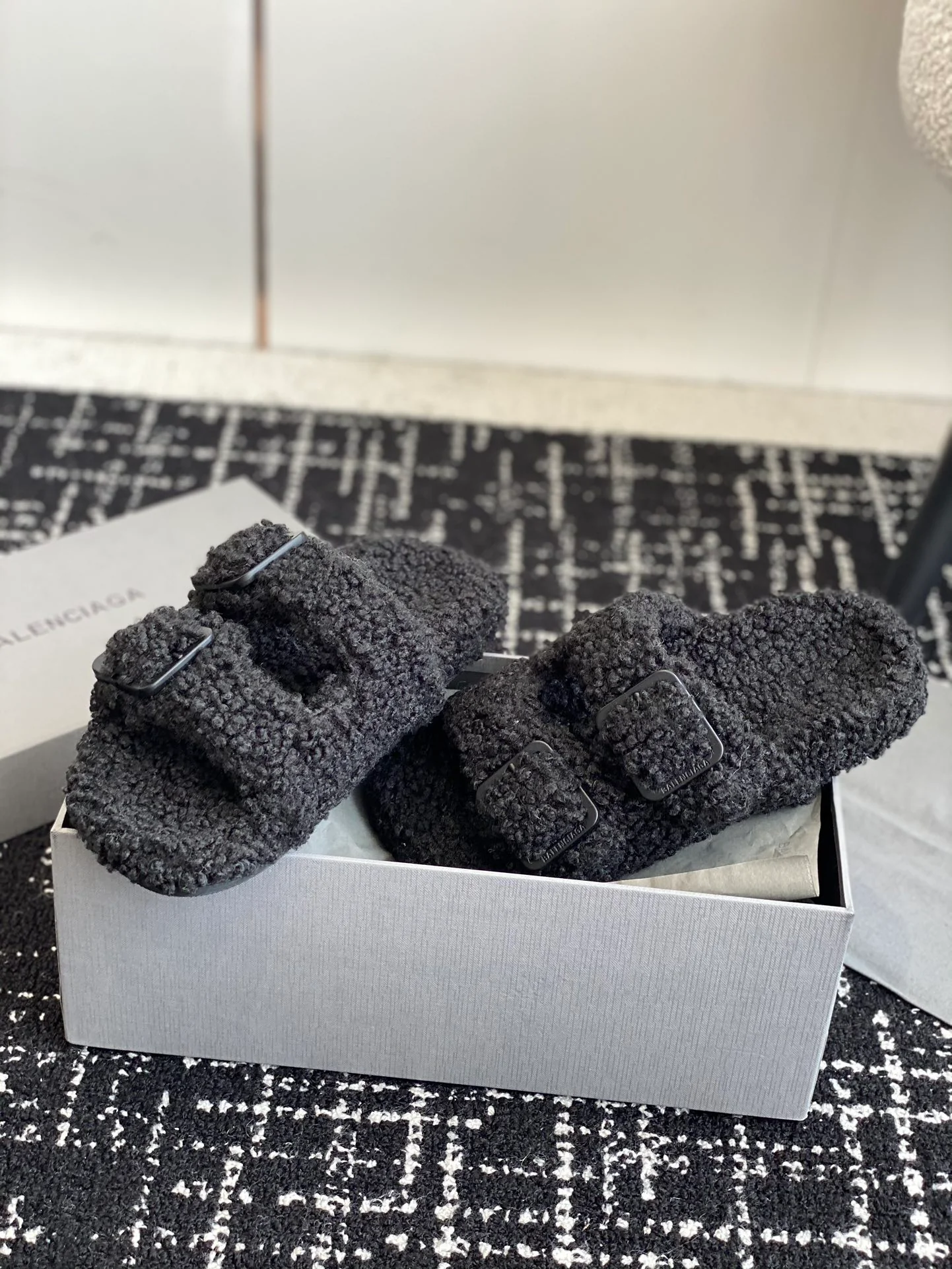 Новинка сезона осень/зима 2023 от Balenciaga - Меховые тапочки - Черные с пряжкой