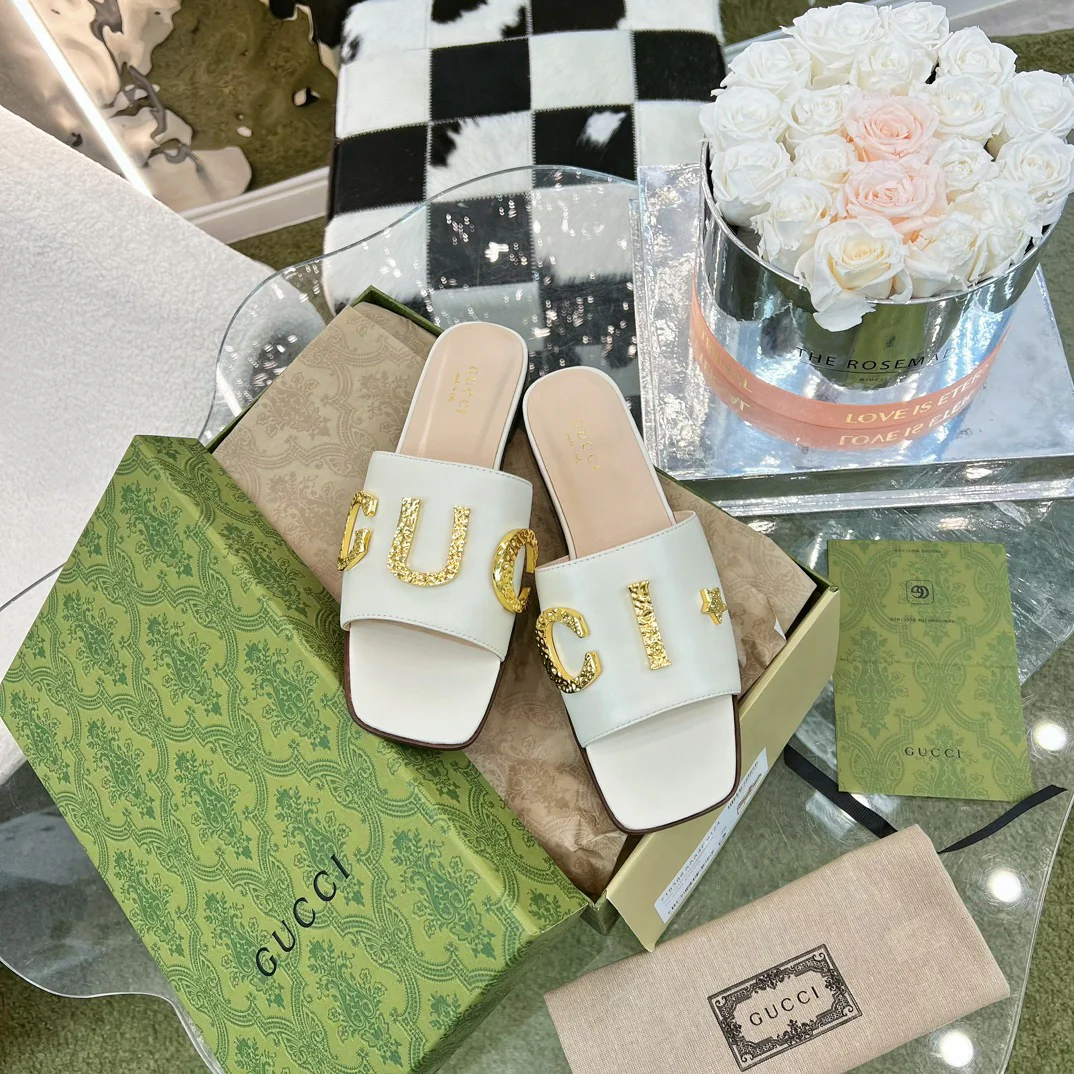 Сандалии Gucci с латунным логотипом