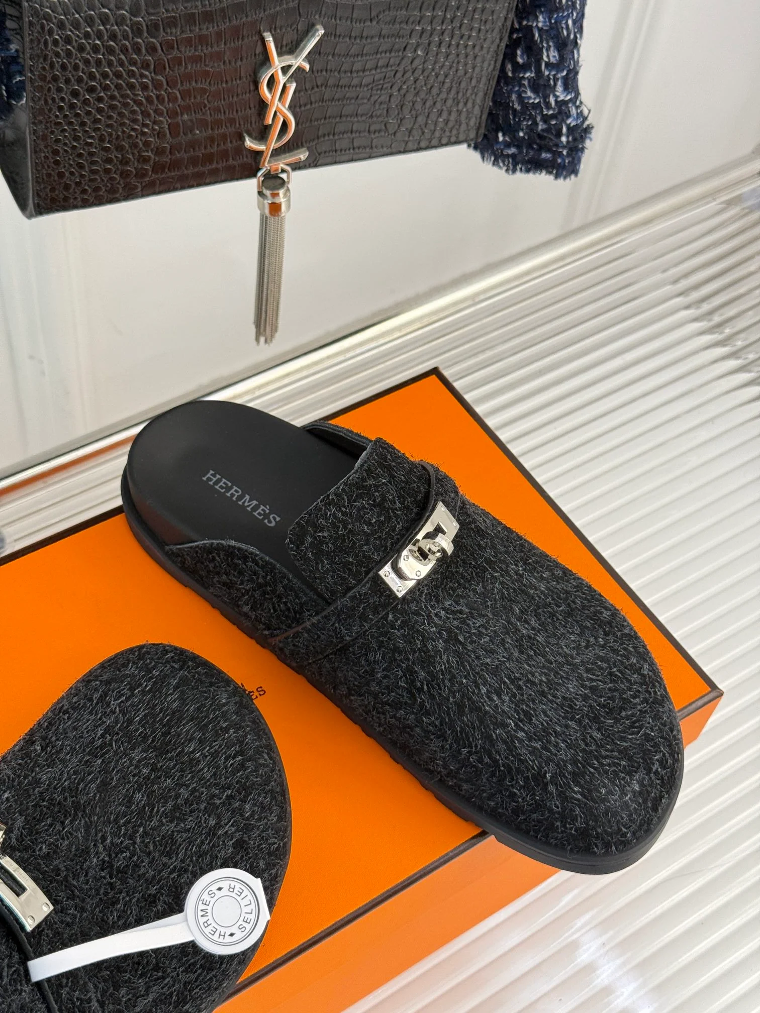 Классические тапочки Hermes Kelly Buckbeak 2024 года — темно-серые.