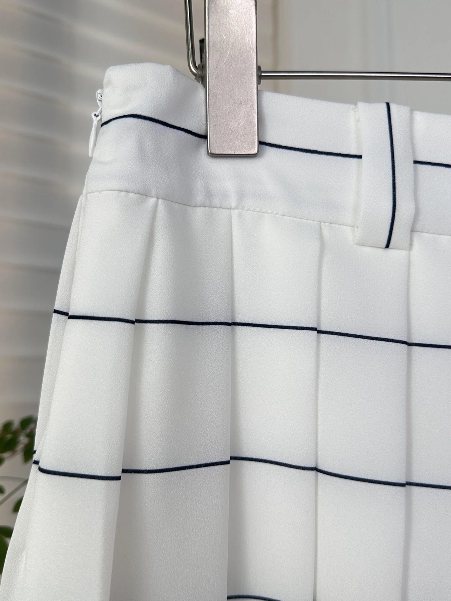 Miu Miu - 2404 - Полосатый струящийся жилет с бантом и полосатая плиссированная юбка - Белый