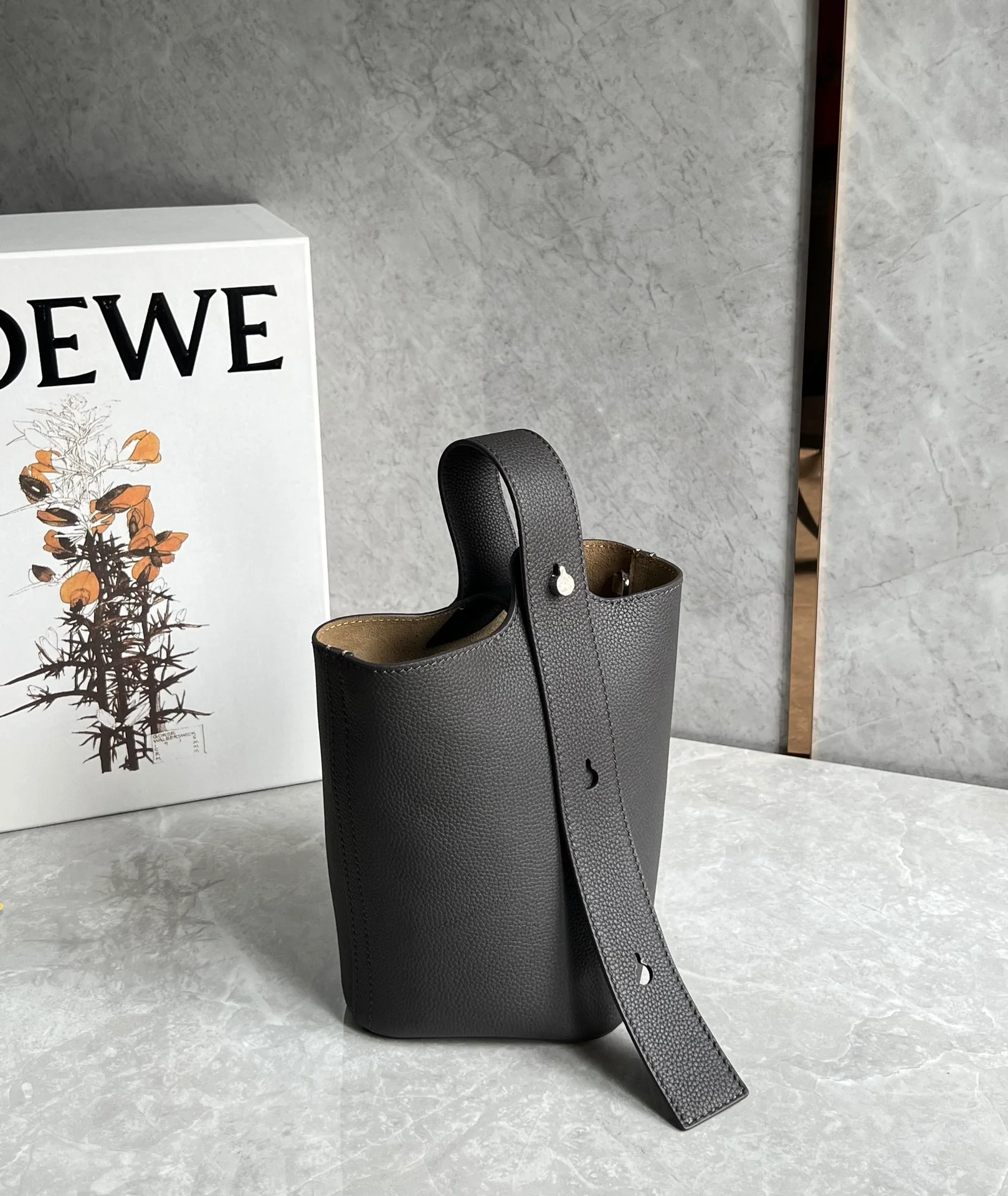 Сумка-ведро Loewe Pebble Bucket Mini Bucket Bag - матово-черная