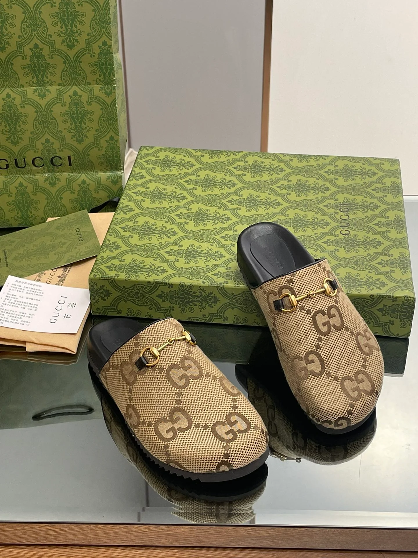 Новые поступления Gucci сезона начало осени 2023 — Мюли — Закрытые тапочки — Унисекс — Монограммная канва