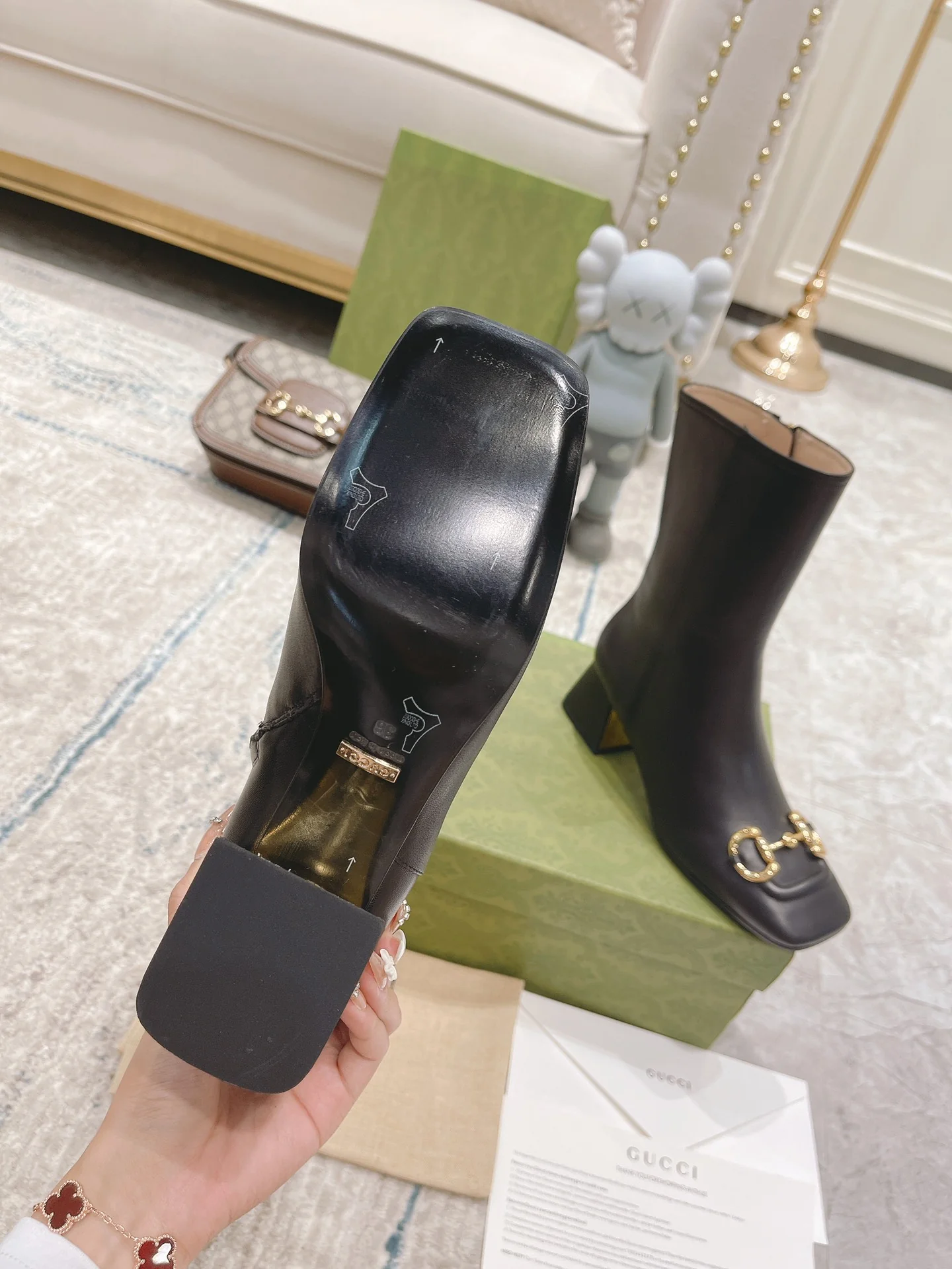 Новинка сезона осень/зима 2022 от Gucci — высокие сапоги на массивном каблуке в стиле ретро.