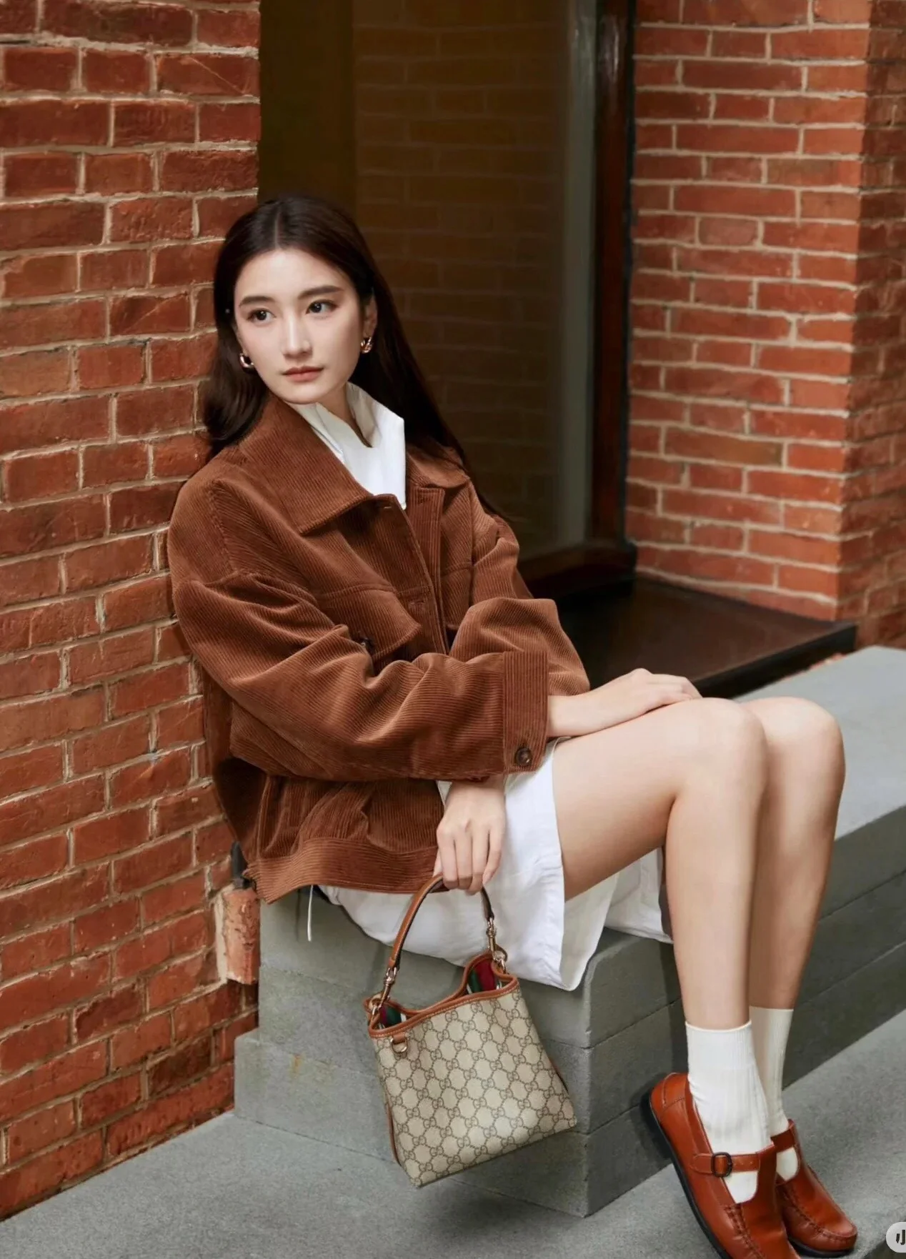 Мини-сумка Gucci 2025 из кожи, коричневая.