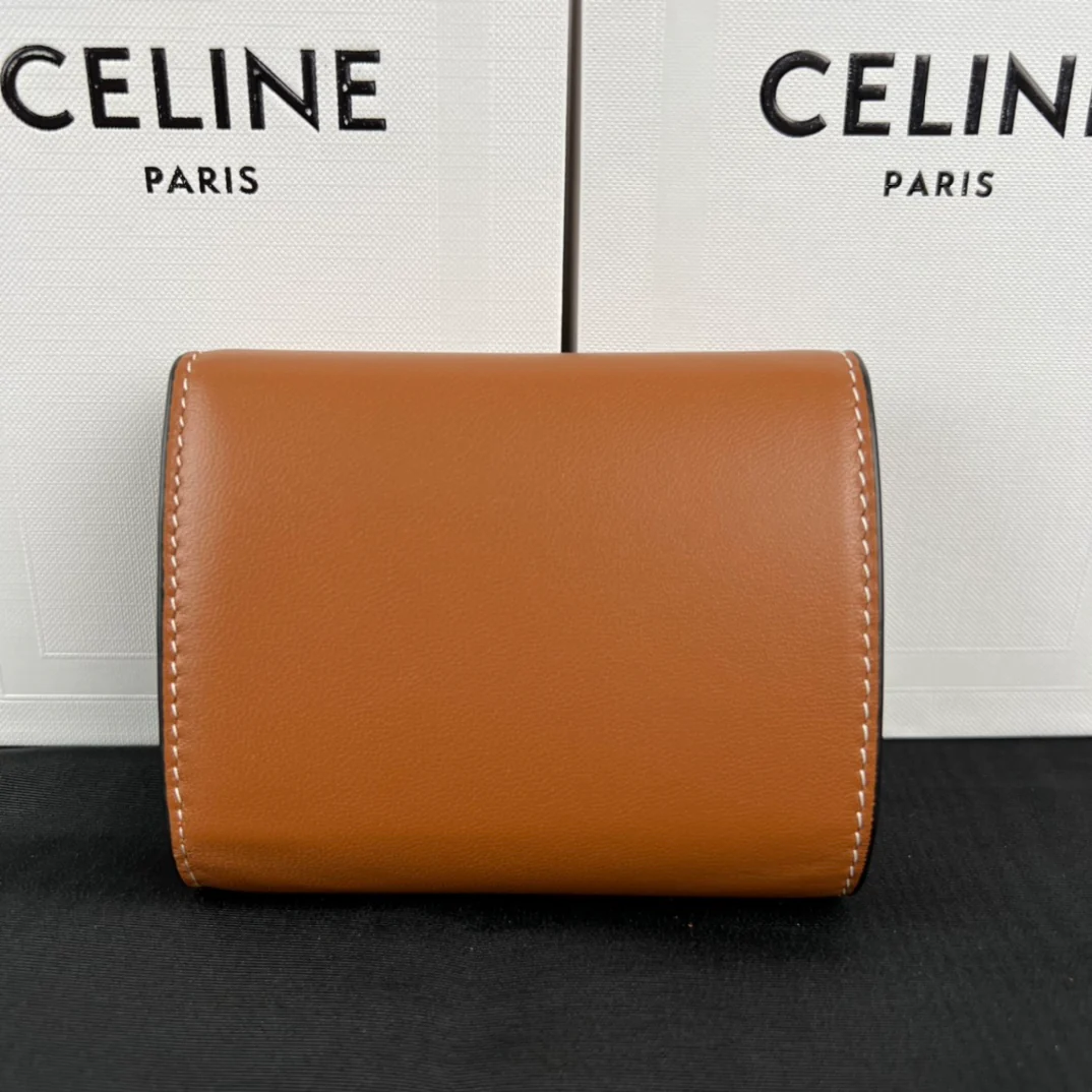 Маленький кошелек Celine Triomphe из гладкой овечьей кожи — кофейно-коричневый.