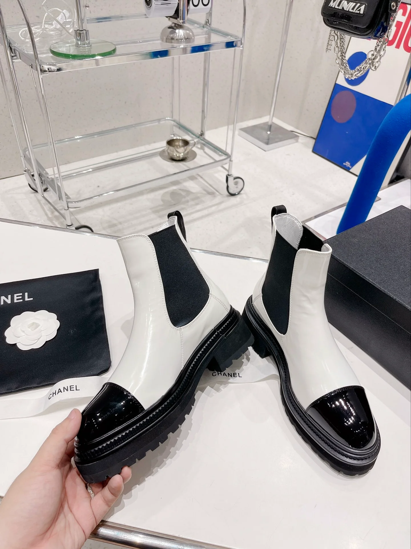 Ботинки челси — новинка осенне-зимней коллекции 2022 года — белые.