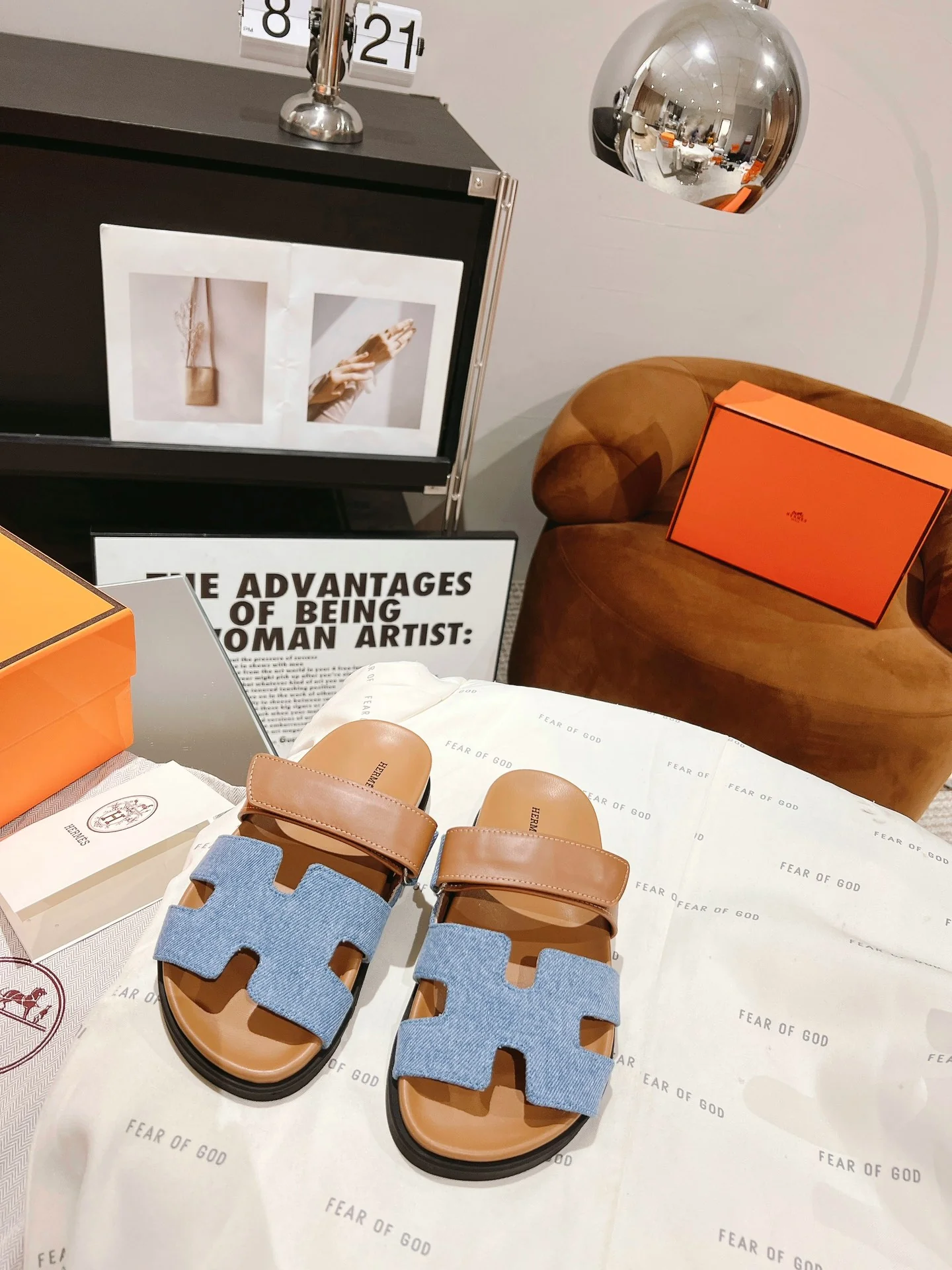 Тапочки Hermes из кожи и овечьей кожи — коричневато-голубые.