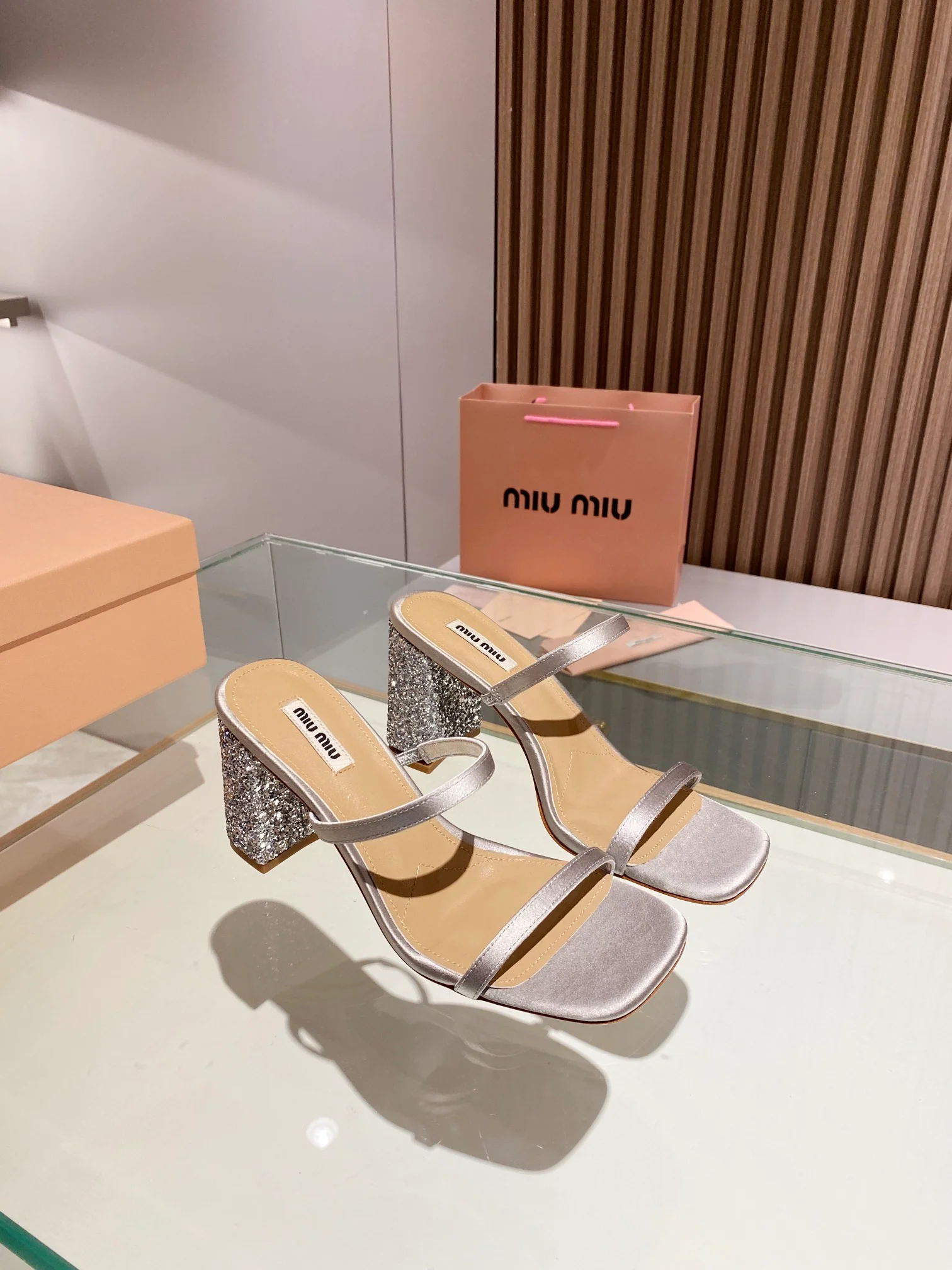 Новинка сезона весна/лето 2023 от Miu Miu - Босоножки на высоком каблуке с ремешками - 8-5 см - Серебристые