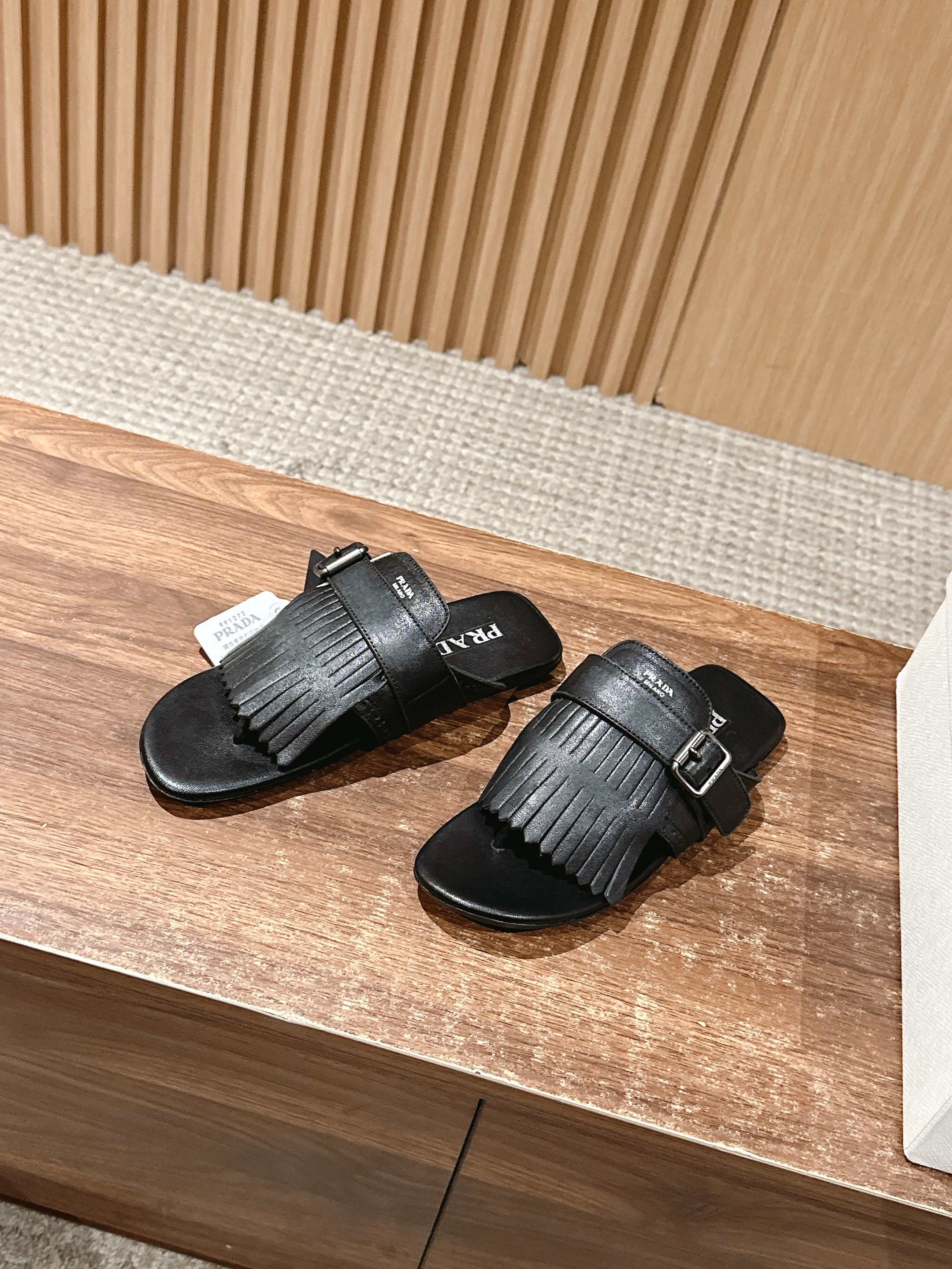 Новинка сезона весна/лето 2025 от Prada - Ретро-сандалии с кисточками - Подиумный образ - Черные