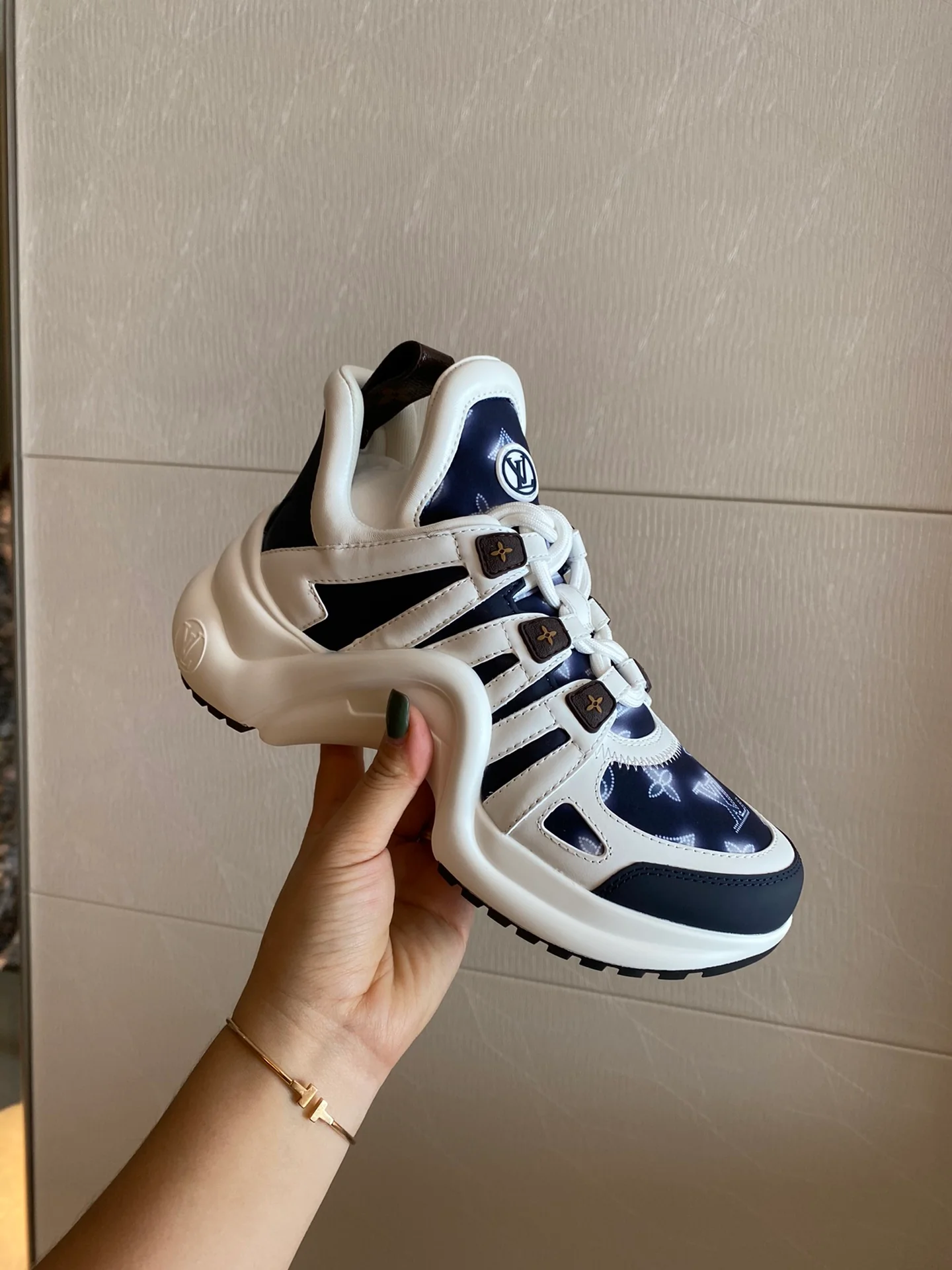 Обувь LV - массивные кроссовки LV